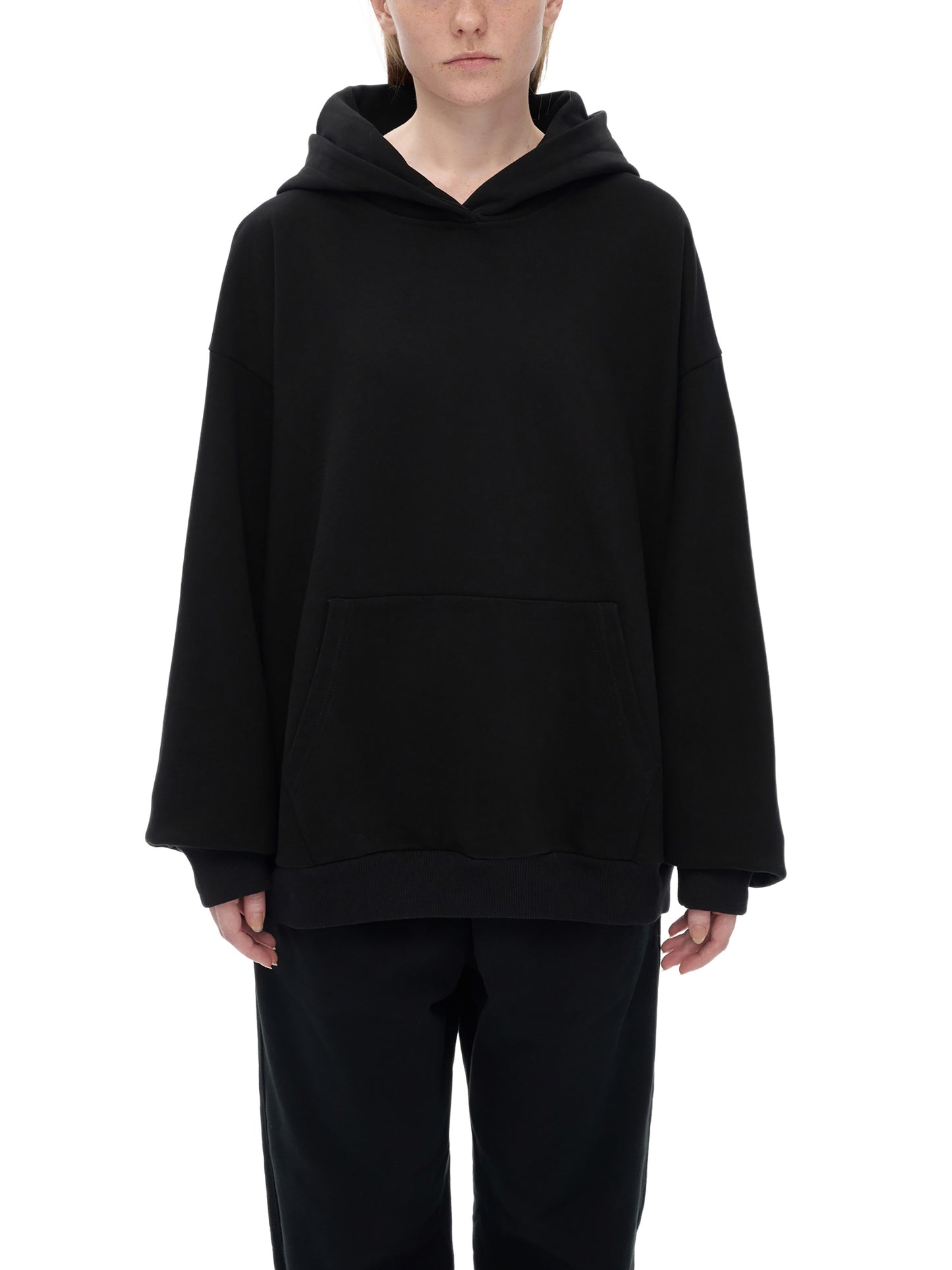 Model styling VÉRON Crème de Luxe premium streetwear hoodie 4
