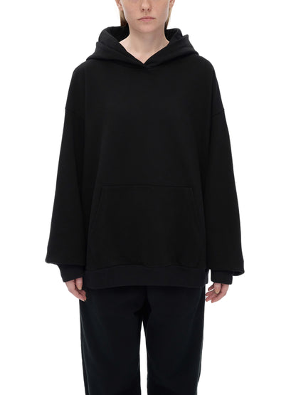 Model styling VÉRON Crème de Luxe premium streetwear hoodie 4