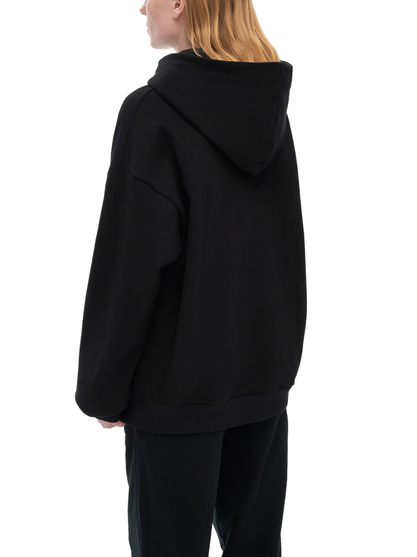 Model styling VÉRON Crème de Luxe premium streetwear hoodie 5