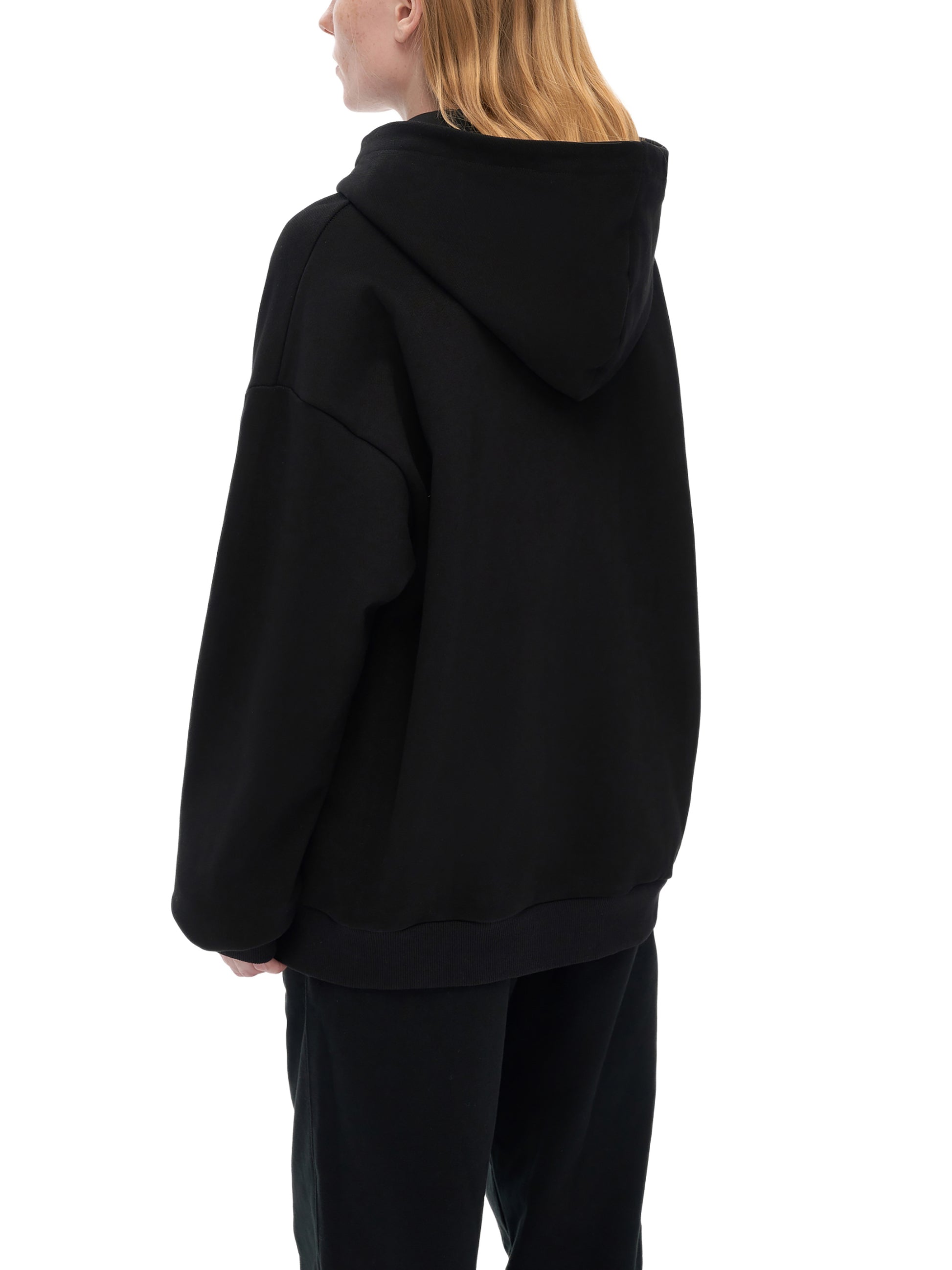 Model styling VÉRON Crème de Luxe premium streetwear hoodie 5