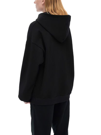 Model styling VÉRON Crème de Luxe premium streetwear hoodie 5