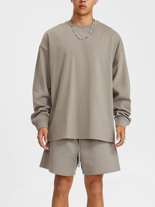 Model wearing VÉRON Magnolia long sleeve streetwear oversized style 1