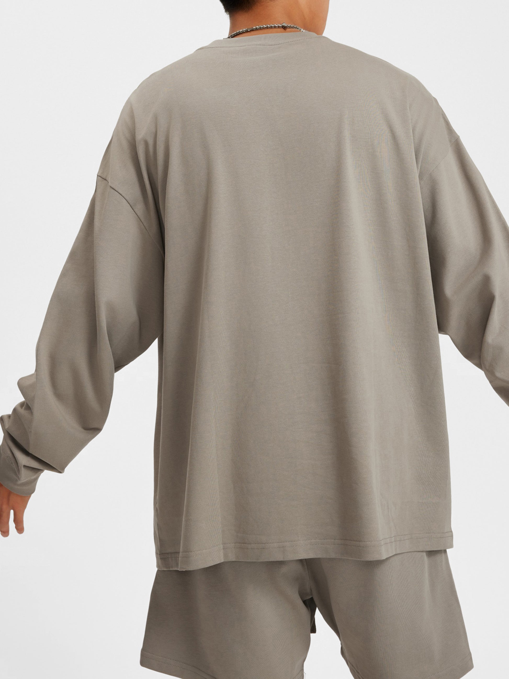 Confident streetwear look in VÉRON PARIS shirt 3