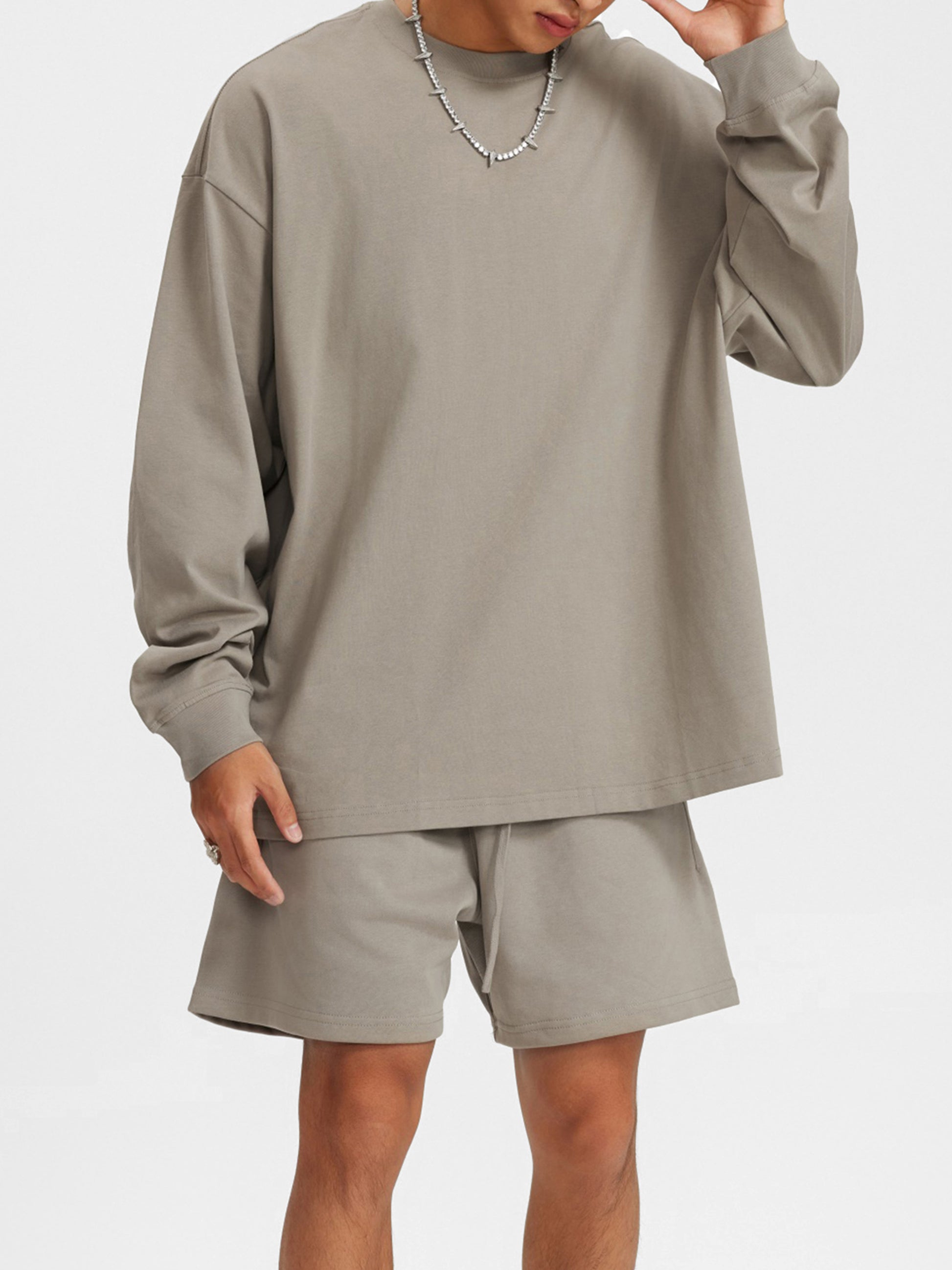 Model wearing VÉRON Magnolia long sleeve streetwear oversized style 3