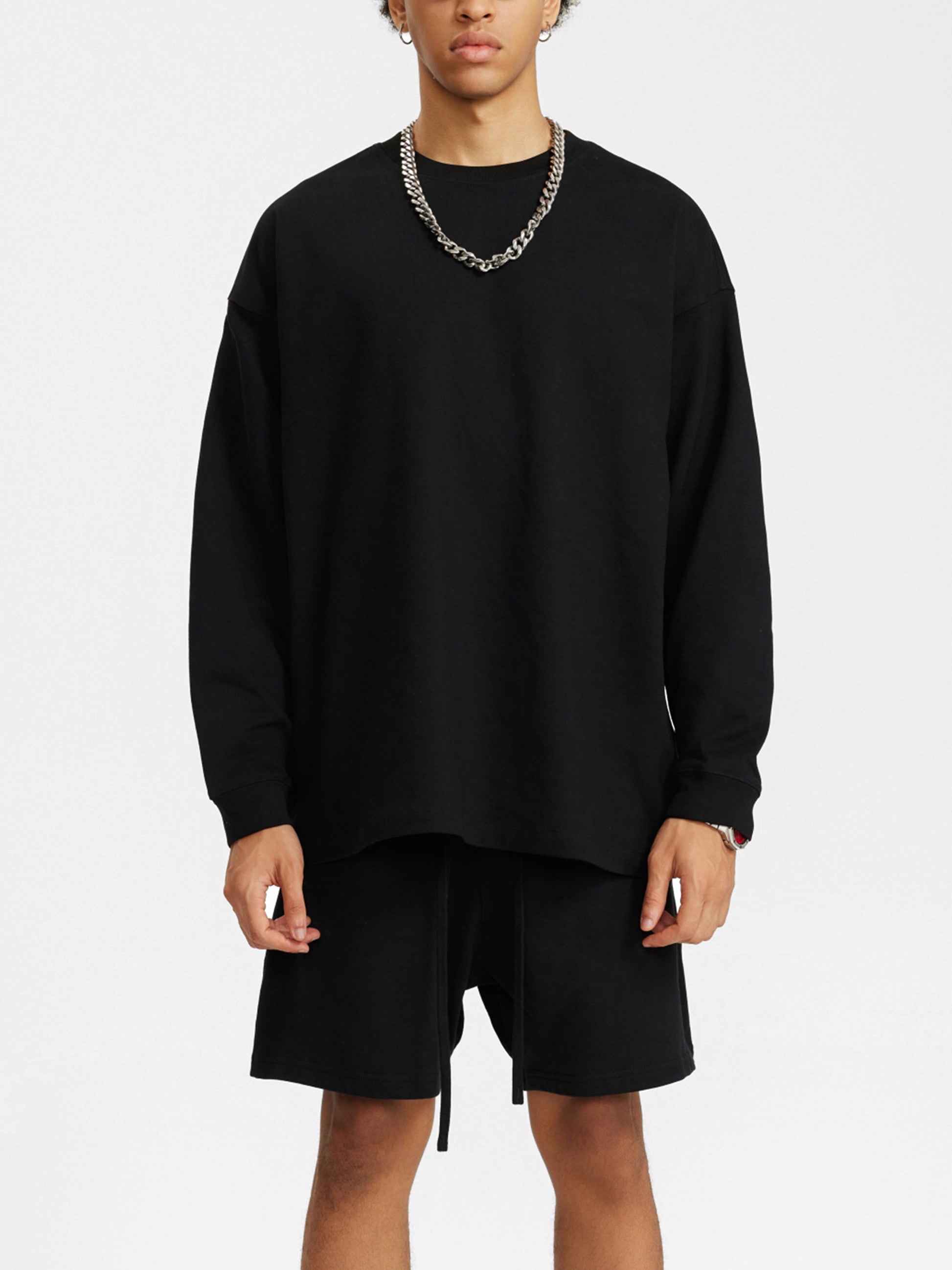 Model wearing VÉRON oversized long sleeve shirt streetwear fit 1