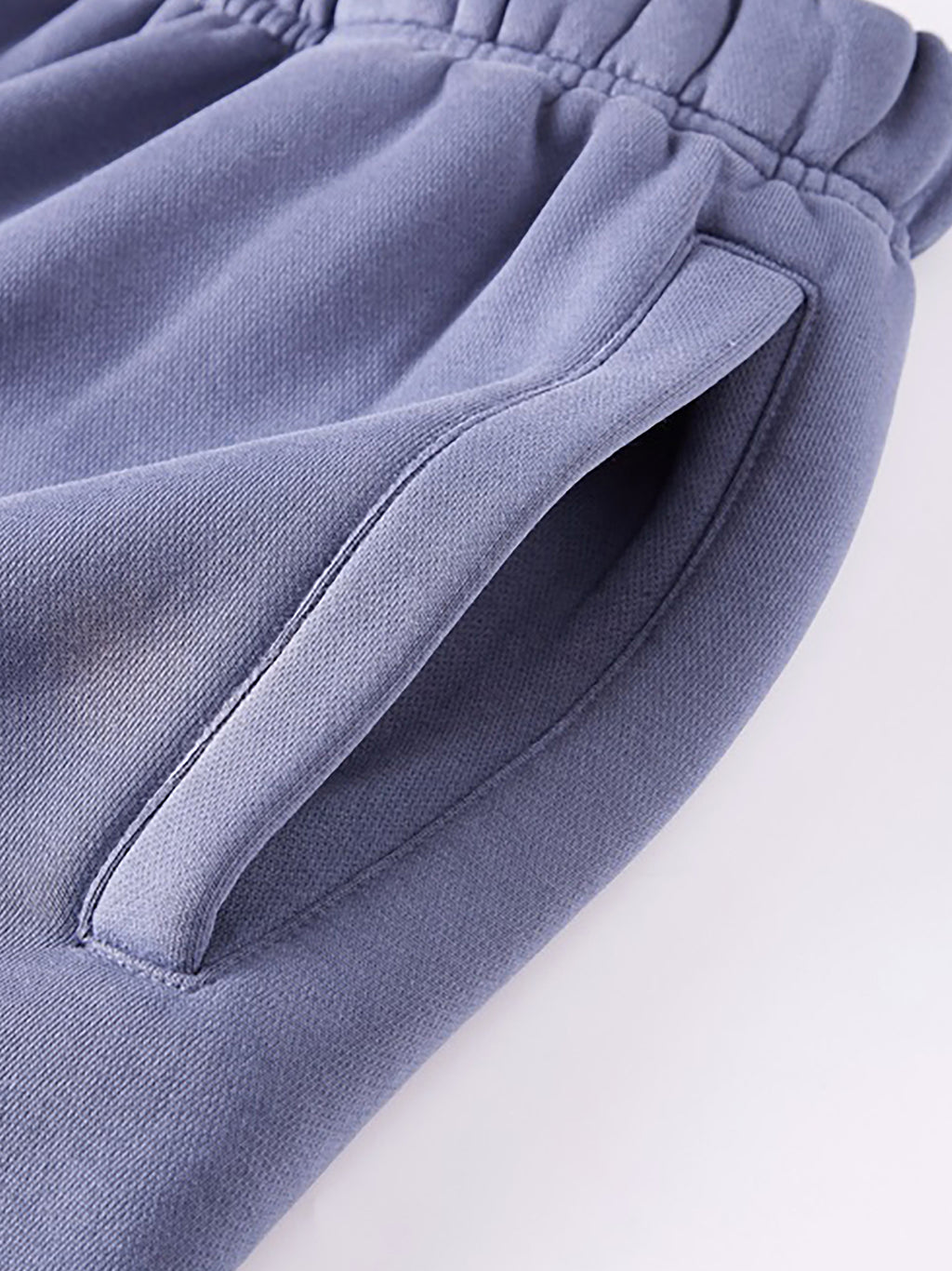 Modern tapered fit of VÉRON Rue de l’Université pants on model 5