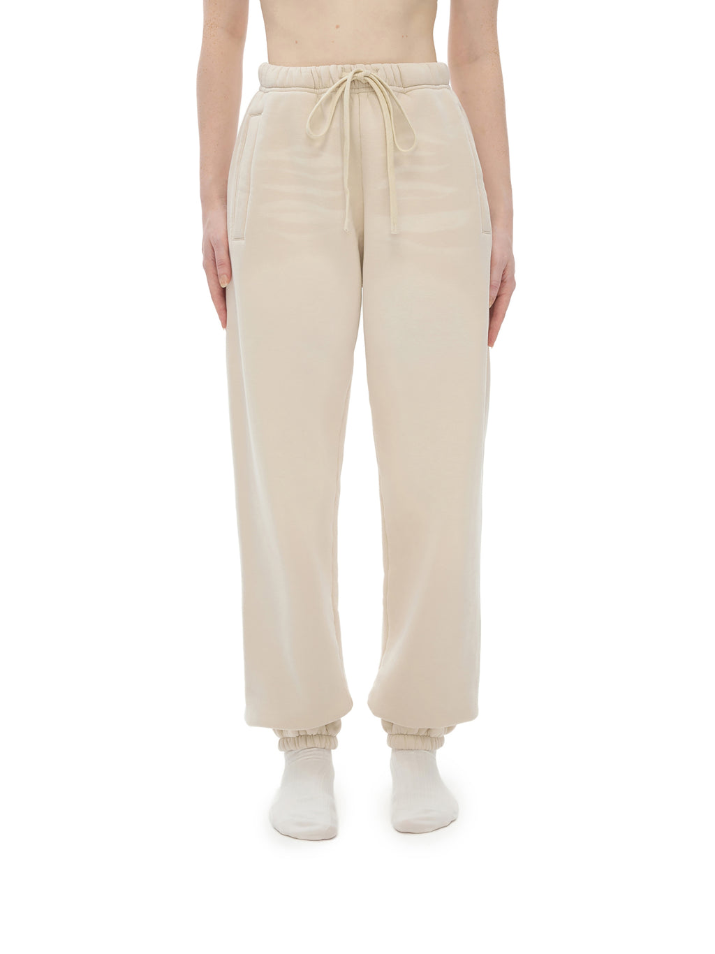 Modern tapered fit of VÉRON Rue de l’Université pants on model 6