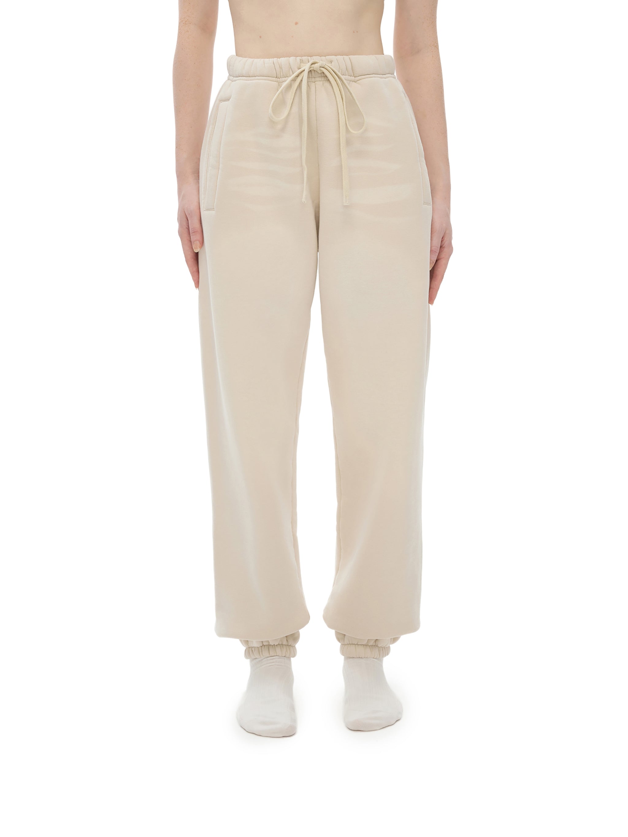 Modern tapered fit of VÉRON Rue de l’Université pants on model 6