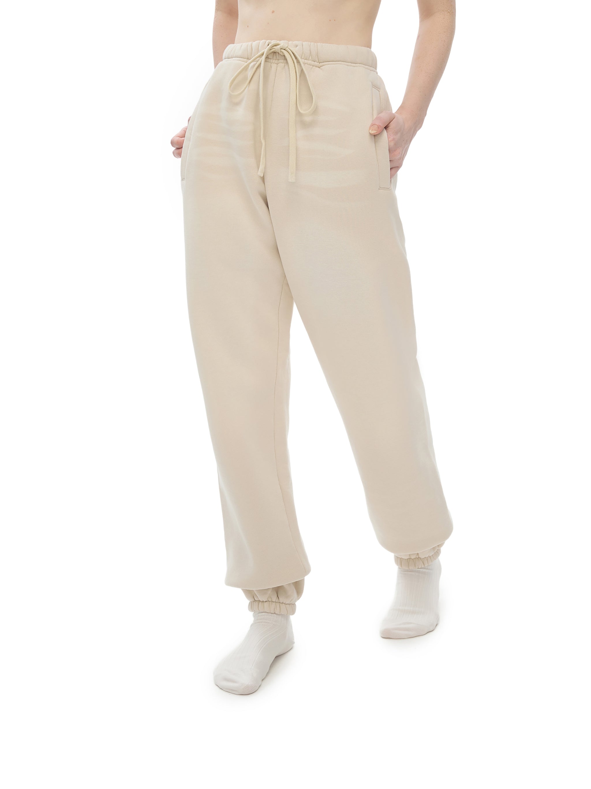 Modern tapered fit of VÉRON Rue de l’Université pants on model 8