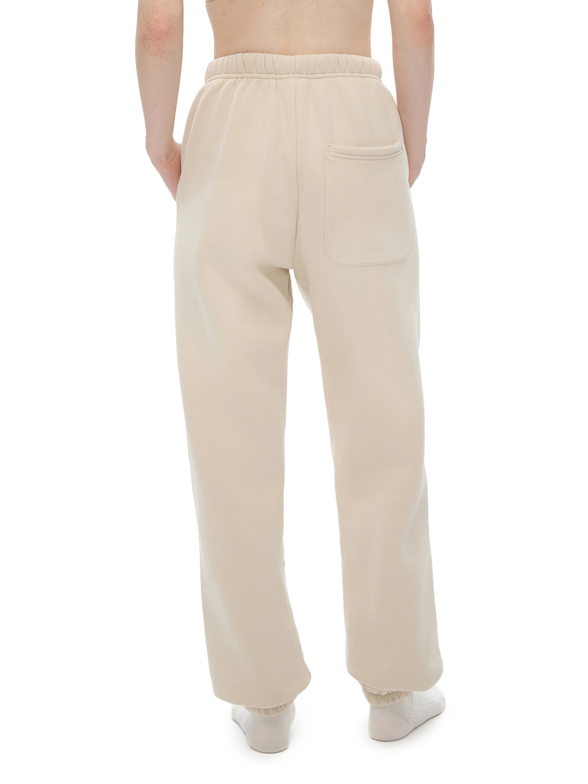 Modern tapered fit of VÉRON Rue de l’Université pants on model 7