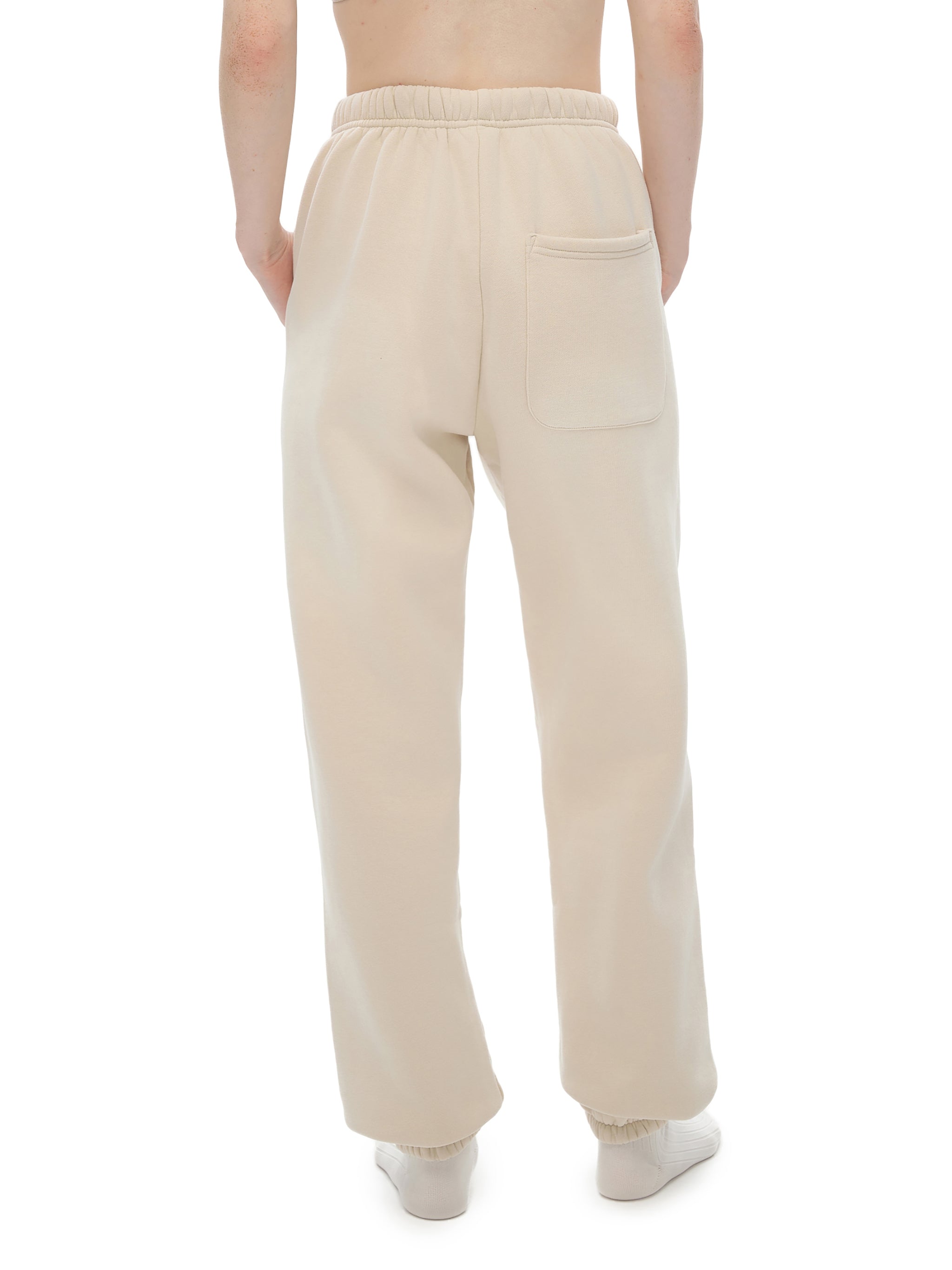 Modern tapered fit of VÉRON Rue de l’Université pants on model 7