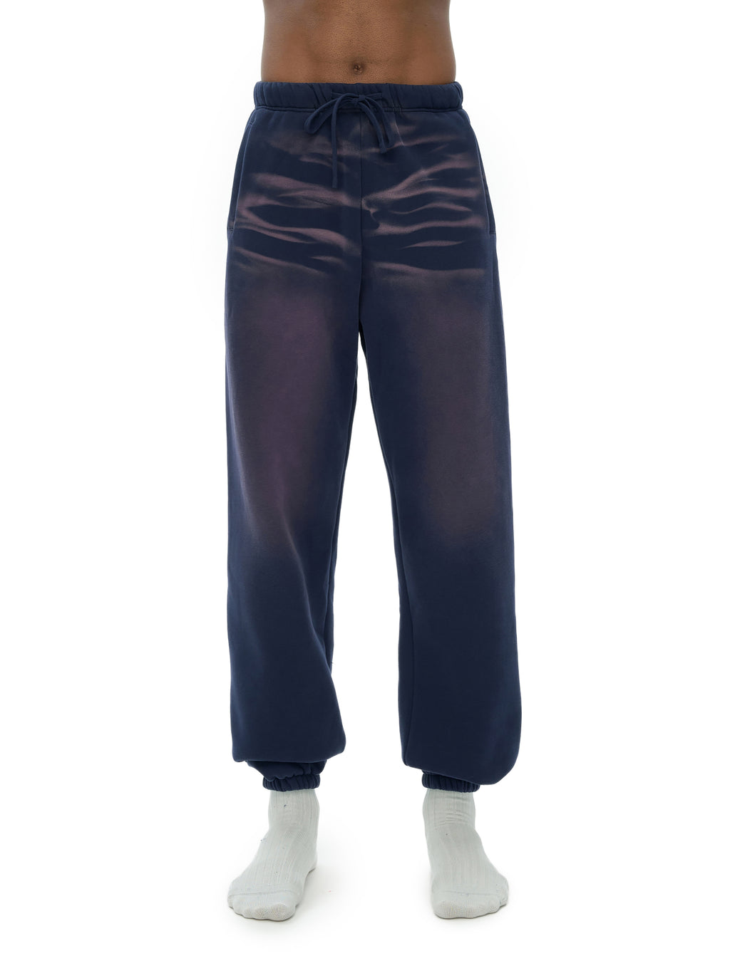 Modern tapered fit of VÉRON Rue de l’Université pants on model 3