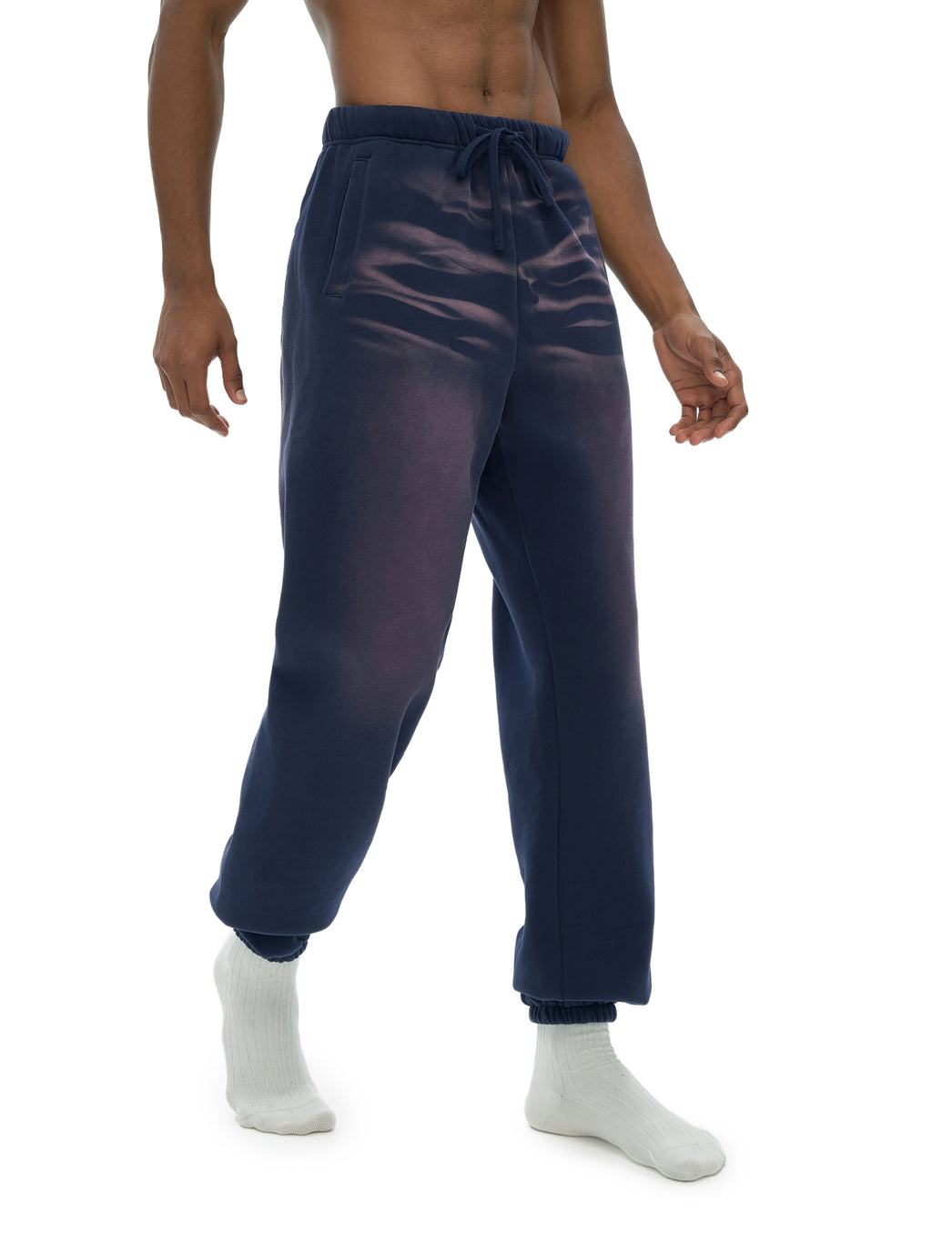 Modern tapered fit of VÉRON Rue de l’Université pants on model 1