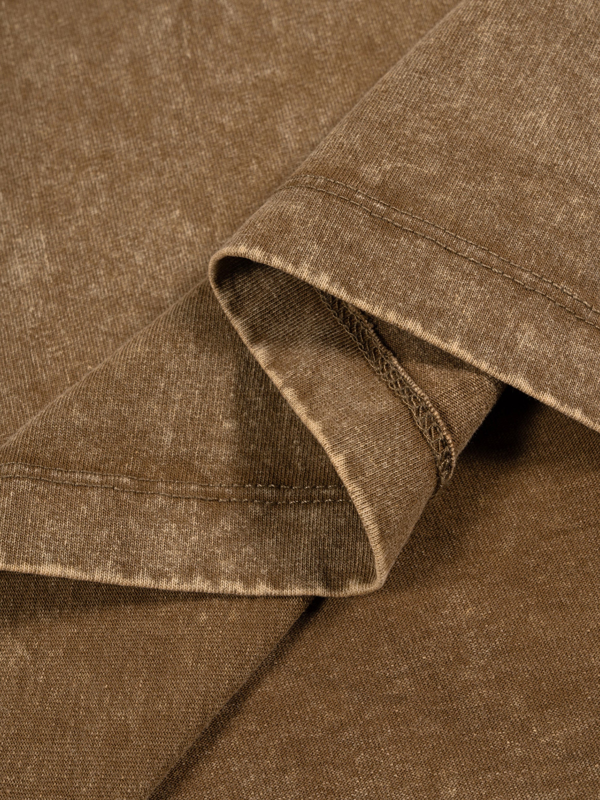 Premium cotton fabric close-up of VÉRON washed T-shirt 10
