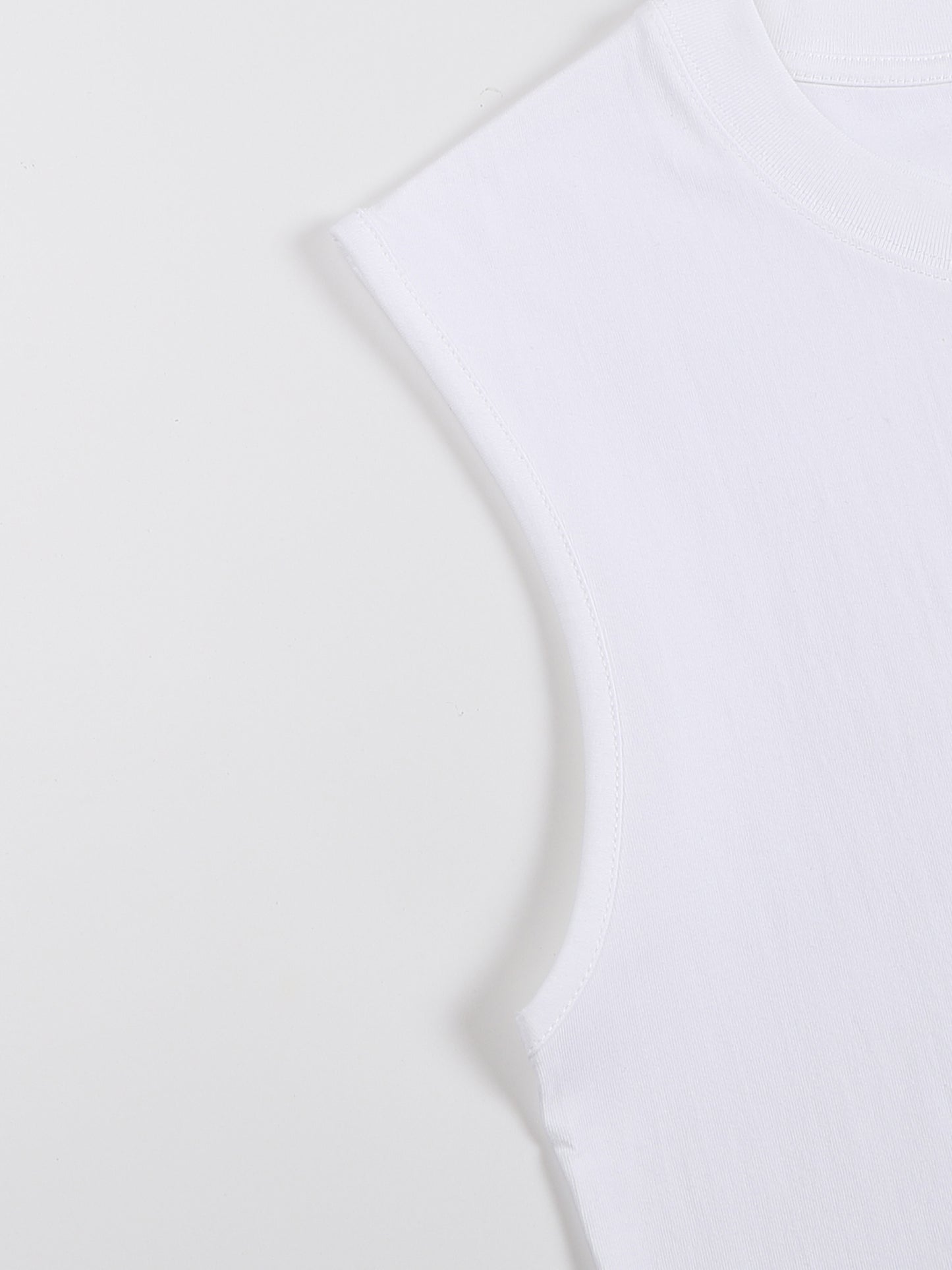 Close-up of soft cotton fabric on VÉRON tank top 2.

