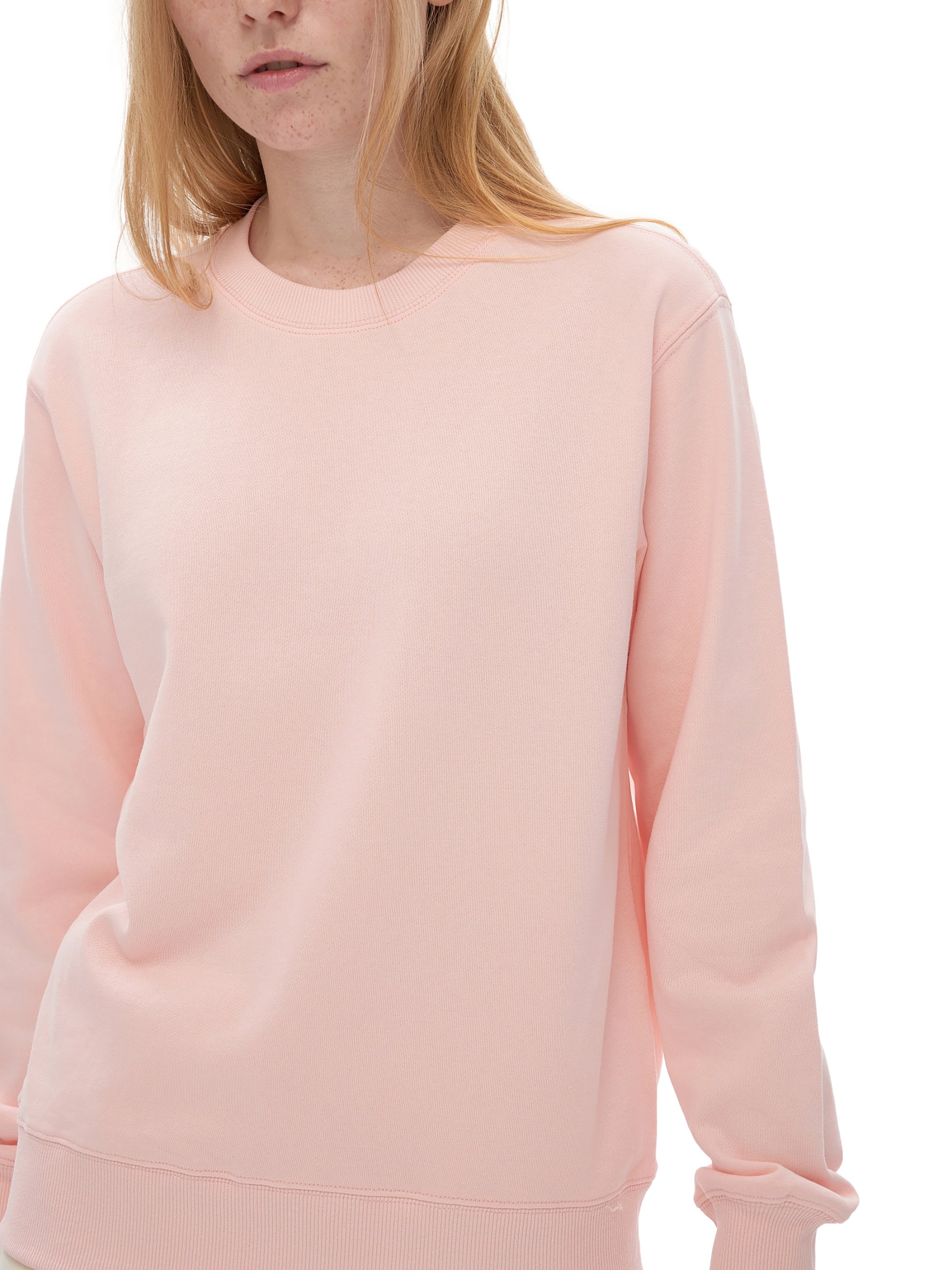 Model styling VÉRON Ducale sweatshirt with urban streetwear outfit 2