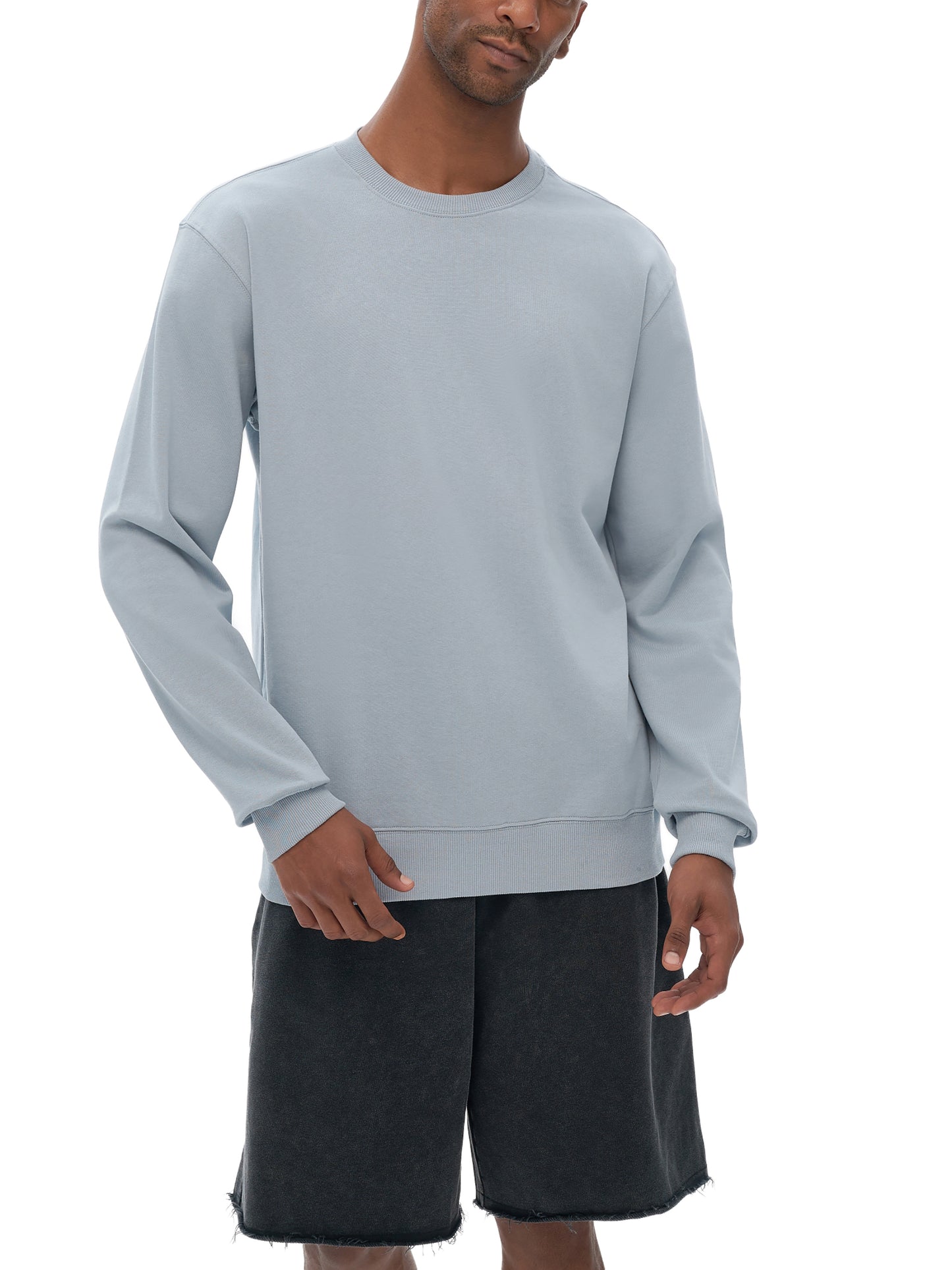 Model styling VÉRON Ducale sweatshirt with urban streetwear outfit 5