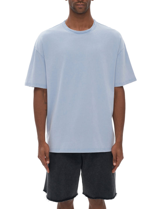 Model wearing VÉRON Avenue des Peupliers modern fit T-shirt