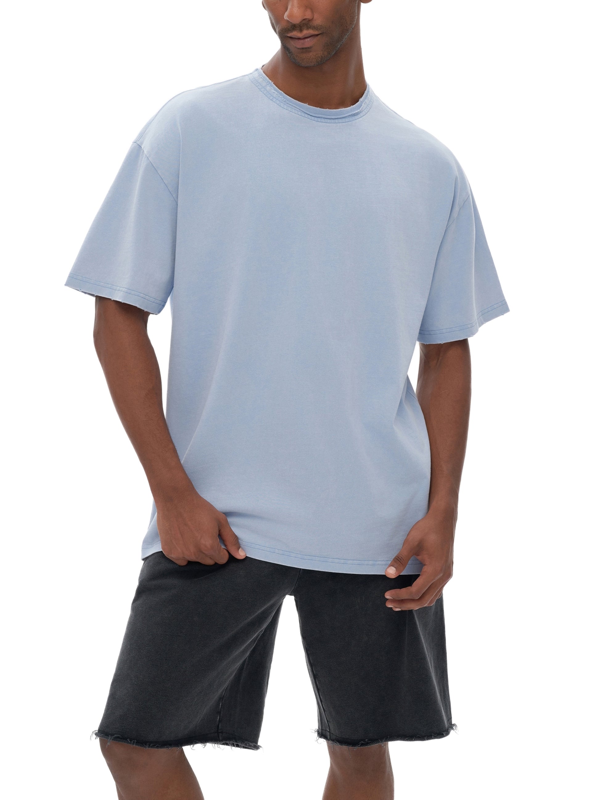 Model wearing VÉRON Avenue des Peupliers modern fit T-shirt 2