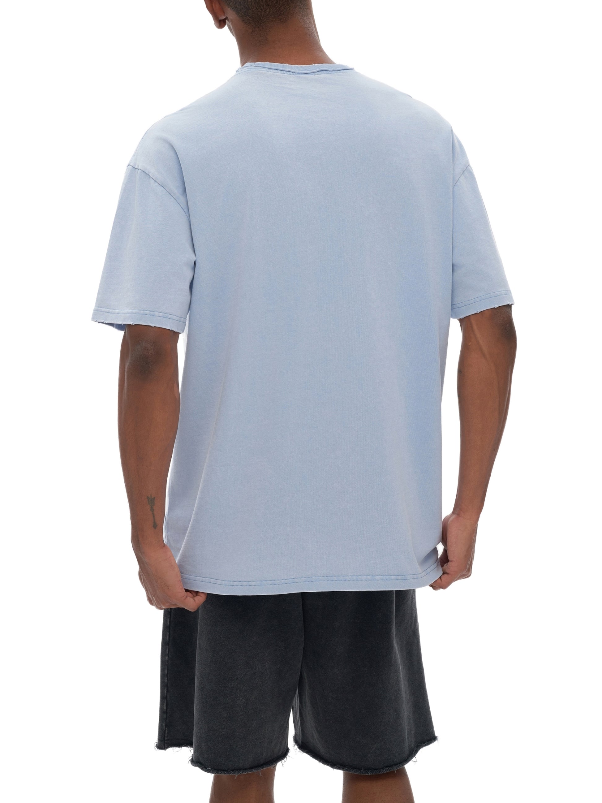 Model wearing VÉRON Avenue des Peupliers modern fit T-shirt 3