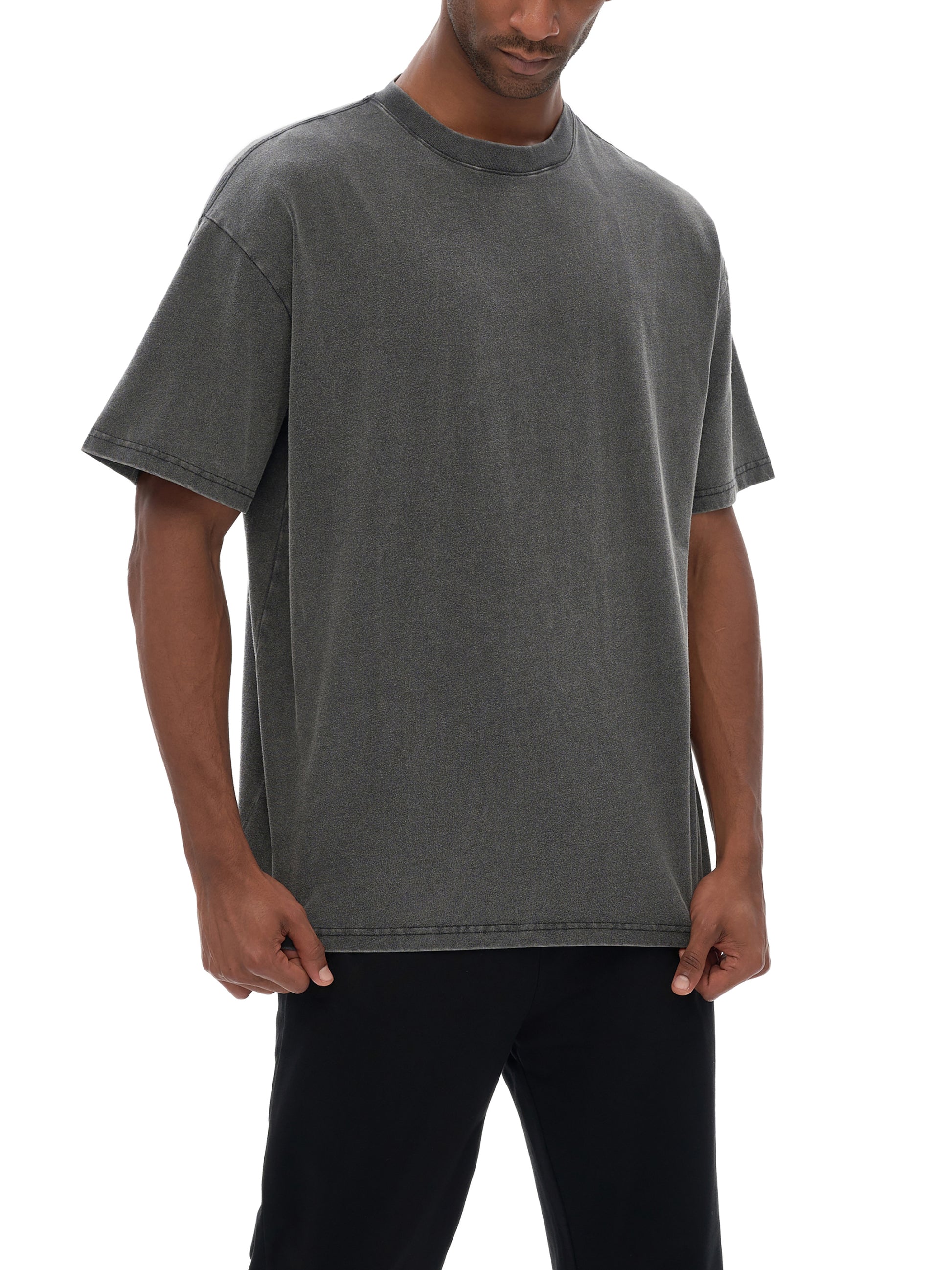 VÉRON premium washed T-shirt on model 1
