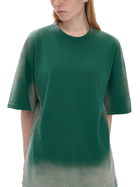 Model styling VÉRON Avenue Foch T-shirt in urban streetwear look