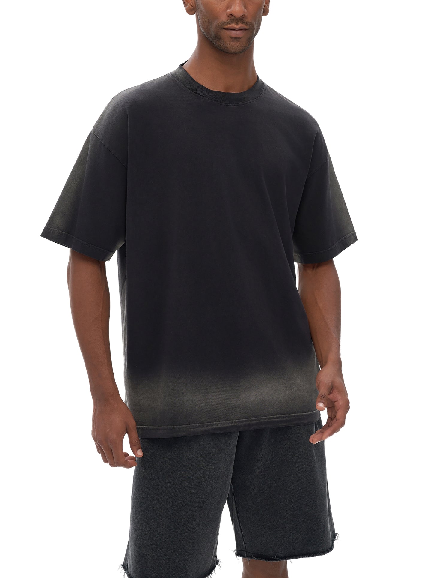 Model styling VÉRON Avenue Foch T-shirt in urban streetwear look 3