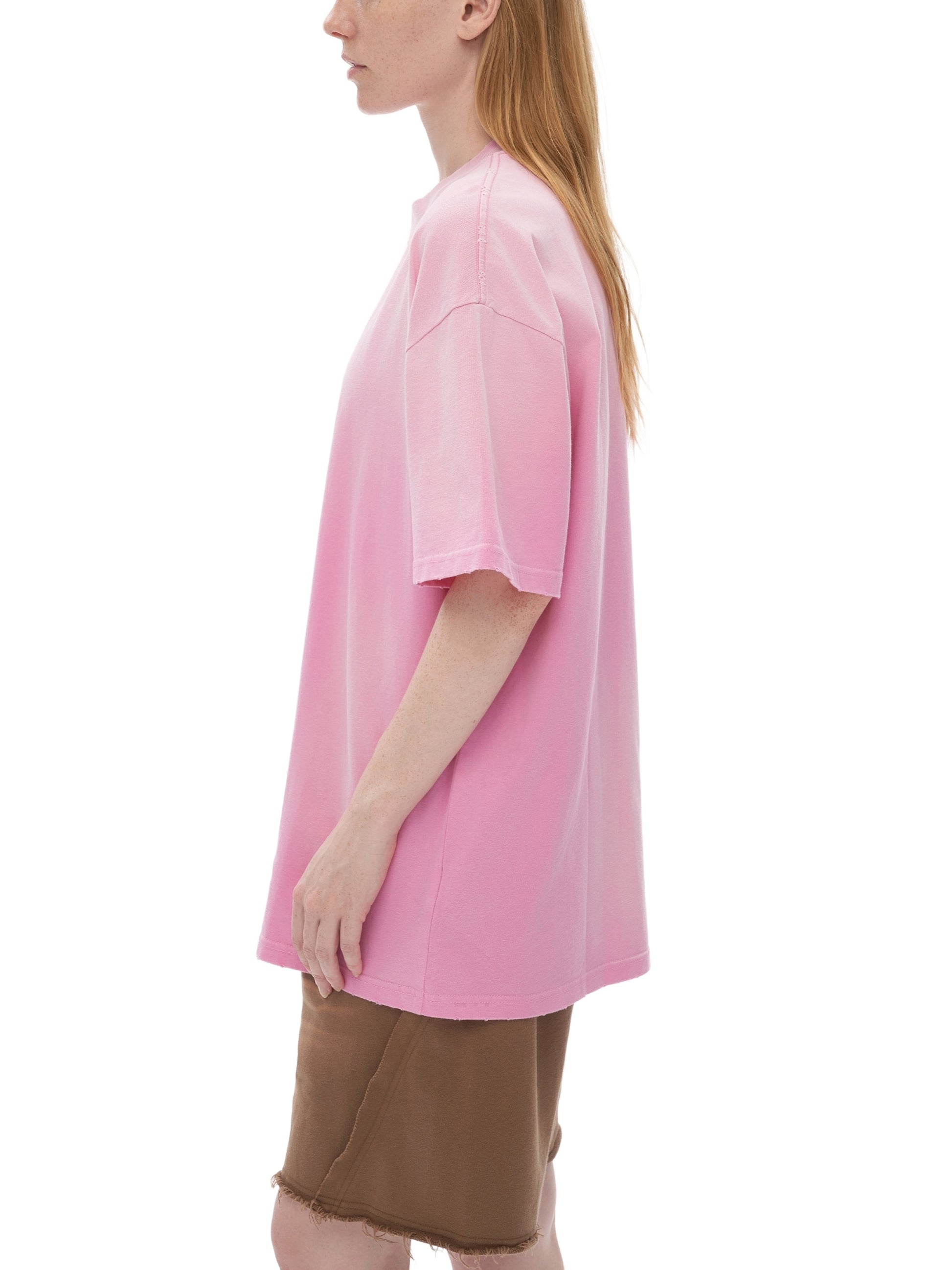 Model styling VÉRON Avenue des Lys designer T-shirt 3