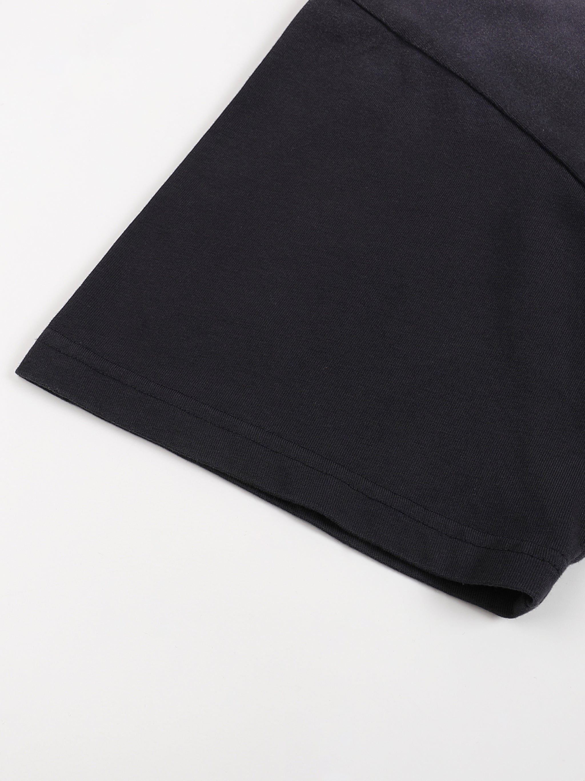 Close-up of soft cotton fabric on VÉRON Jacinthe streetwear tee 3