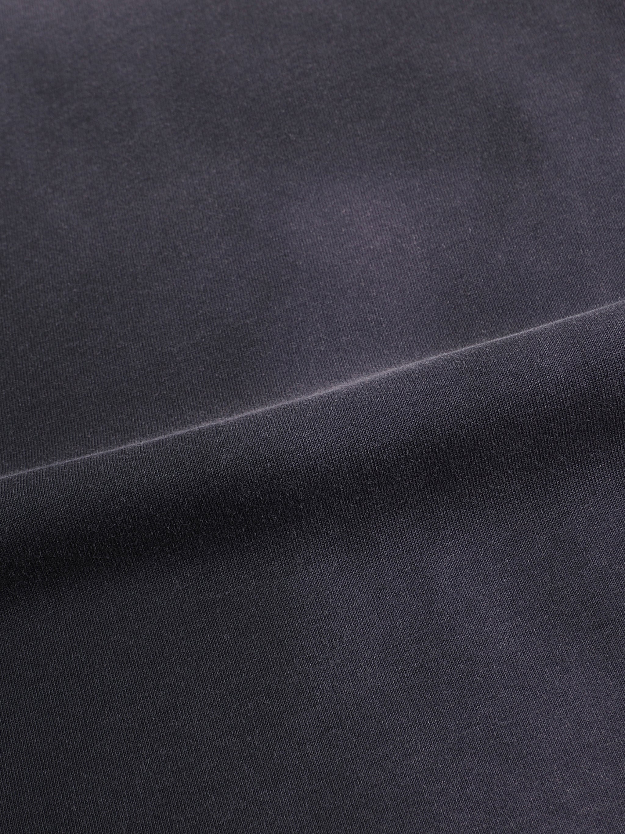 Close-up of soft cotton fabric on VÉRON Jacinthe streetwear tee 4