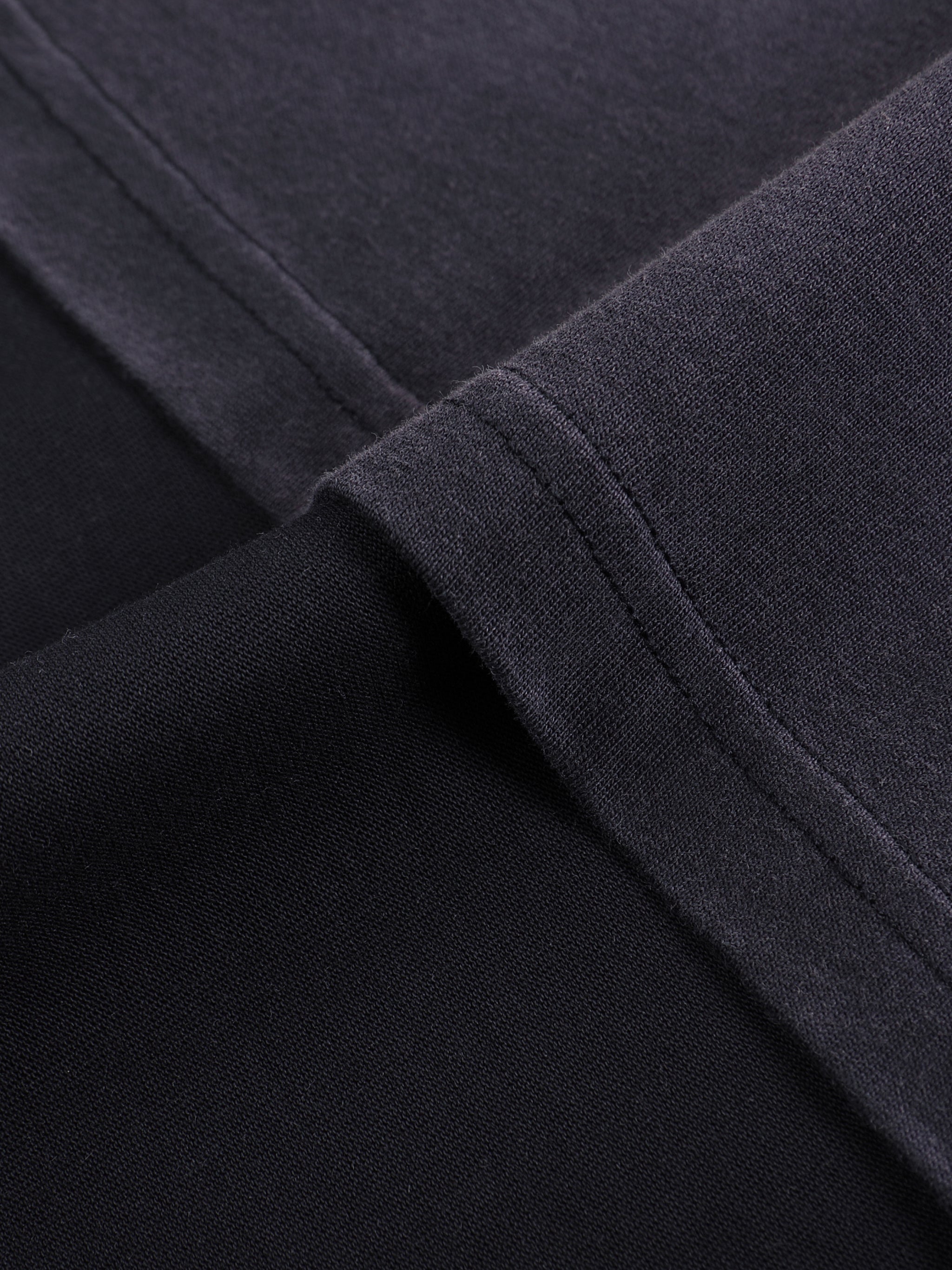 Close-up of soft cotton fabric on VÉRON Jacinthe streetwear tee 2