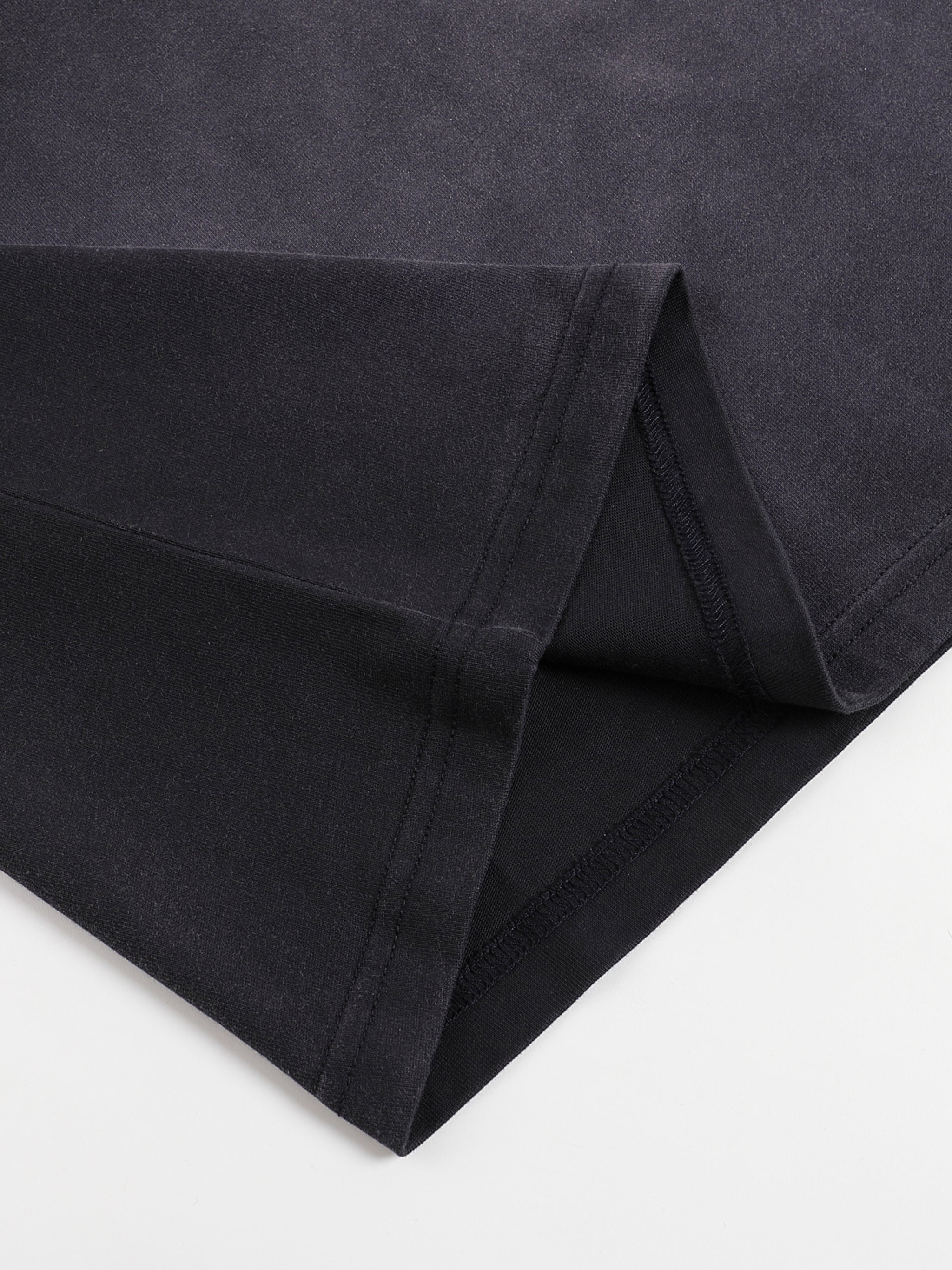 Close-up of soft cotton fabric on VÉRON Jacinthe streetwear tee 1