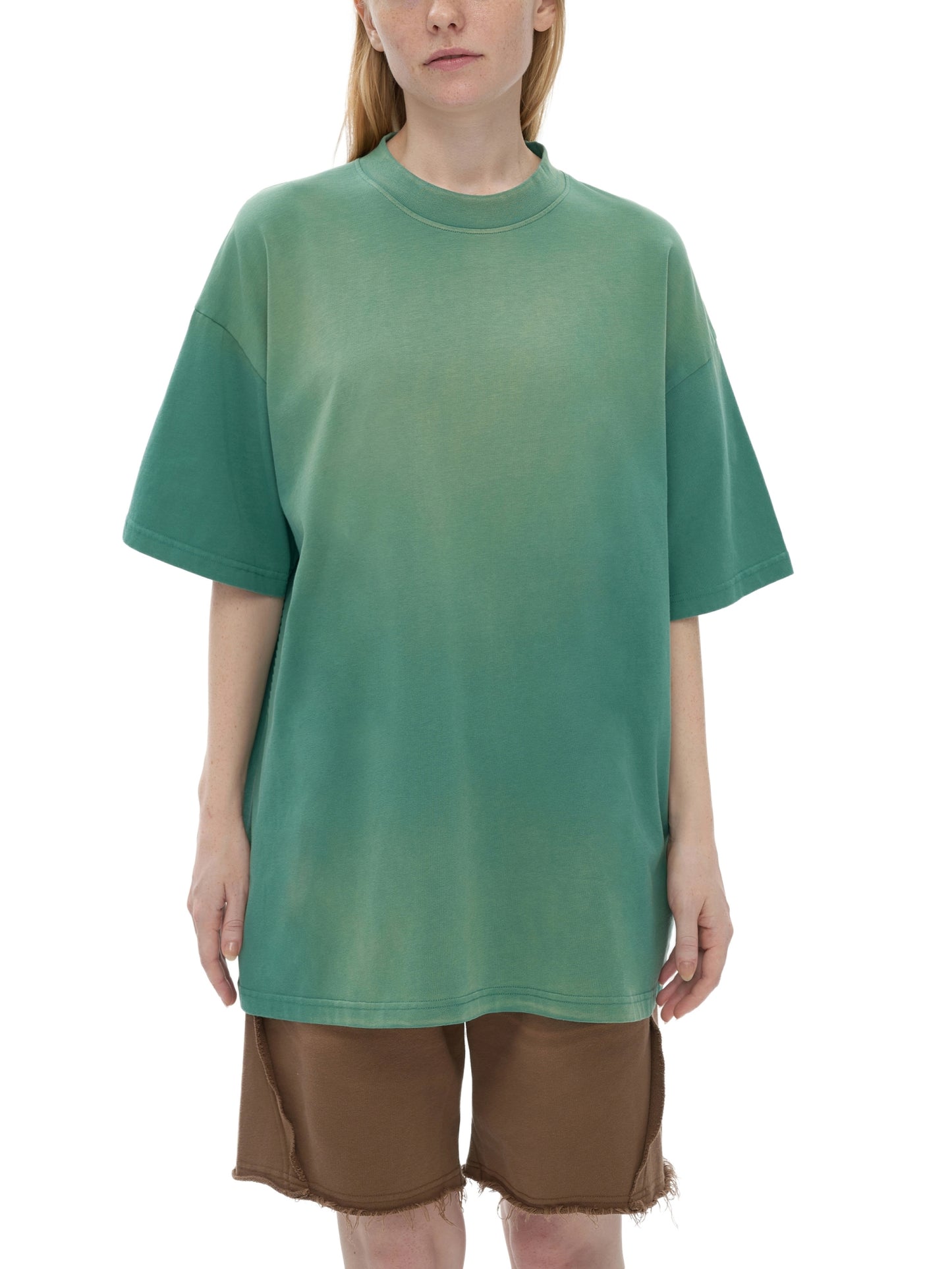Model styling VÉRON Jacinthe T-shirt in urban streetwear look 5