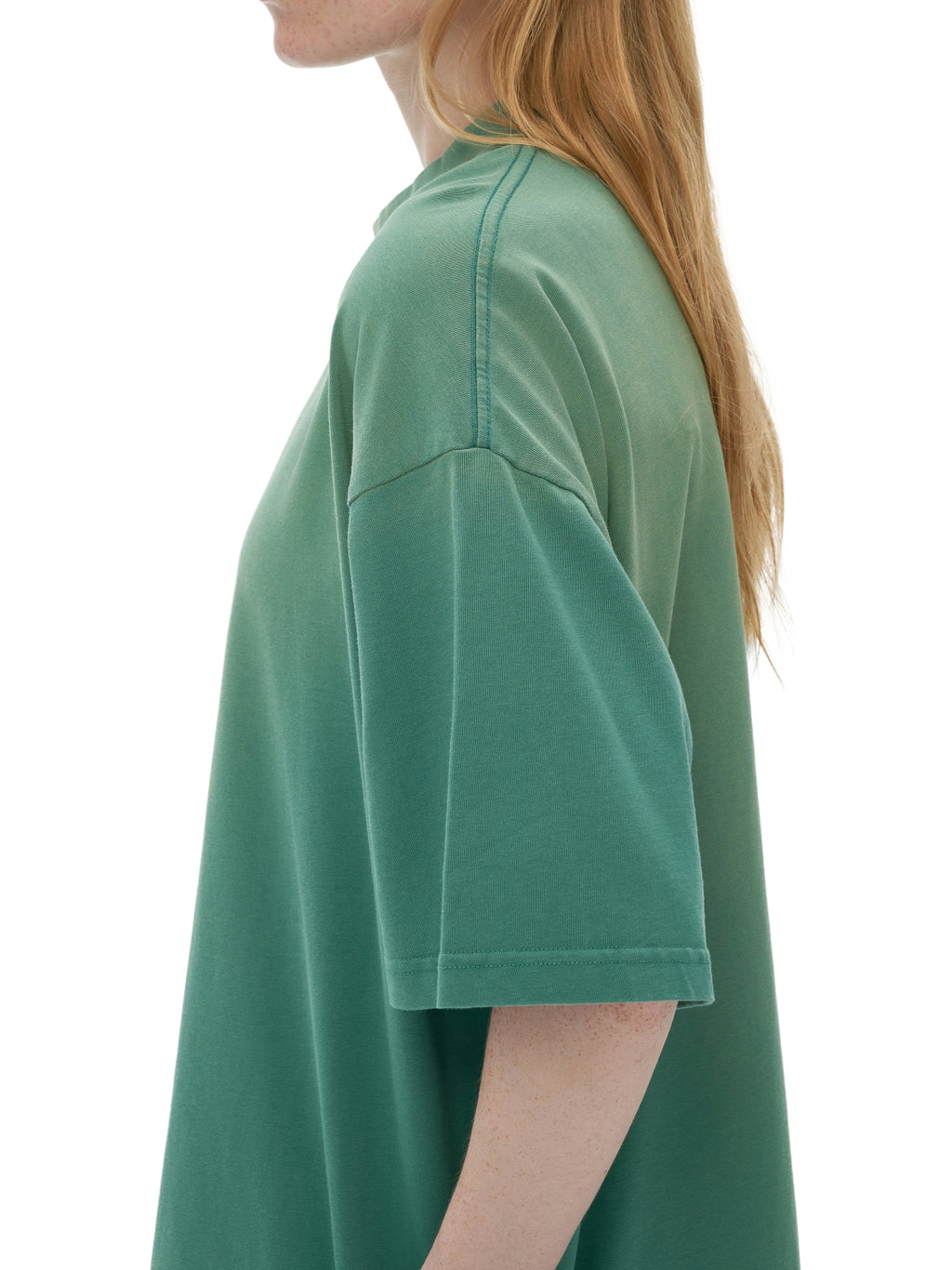 Model styling VÉRON Jacinthe T-shirt in urban streetwear look 8