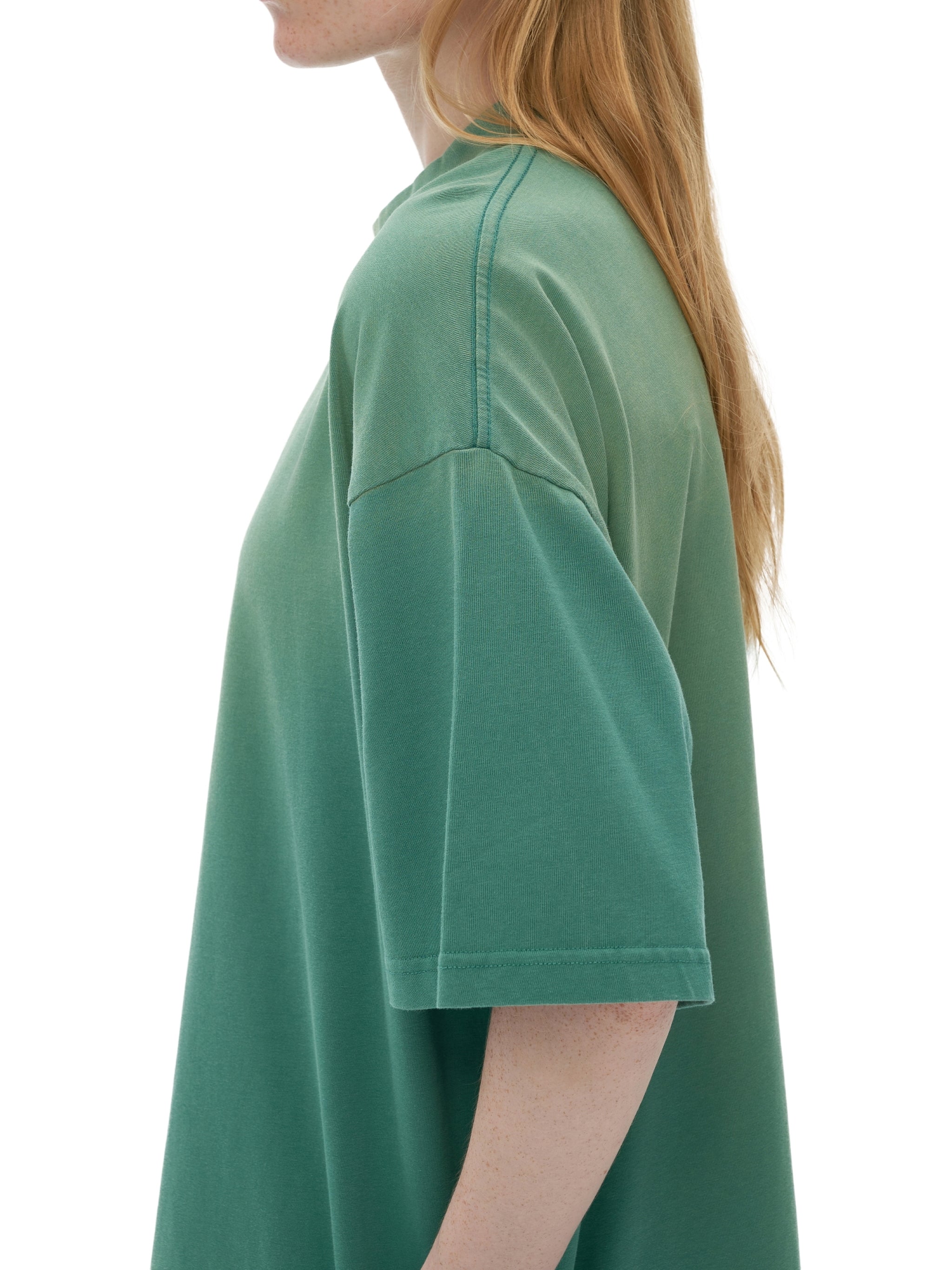 Model styling VÉRON Jacinthe T-shirt in urban streetwear look 8