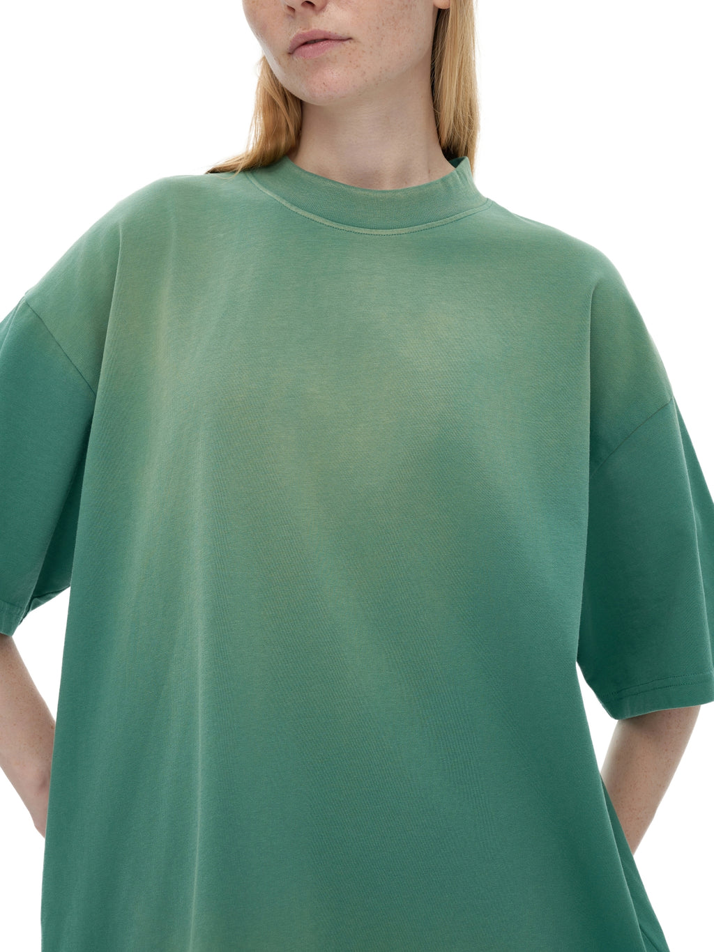 Model styling VÉRON Jacinthe T-shirt in urban streetwear look 6