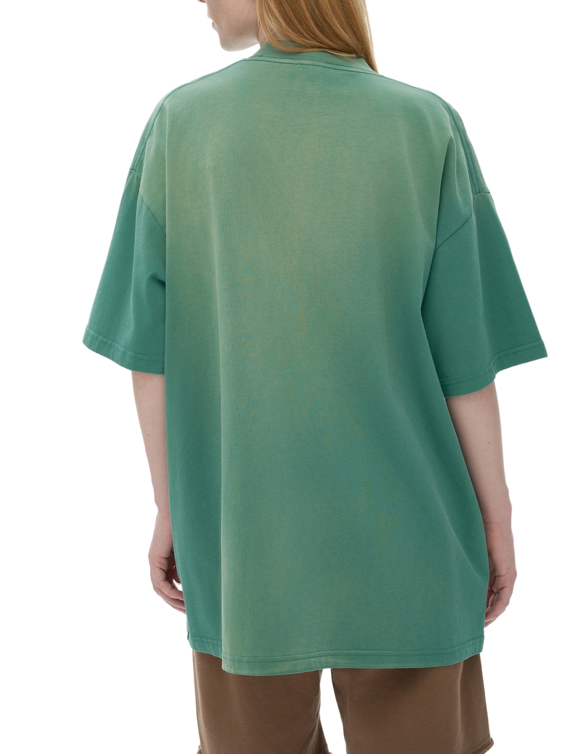 Model styling VÉRON Jacinthe T-shirt in urban streetwear look 7