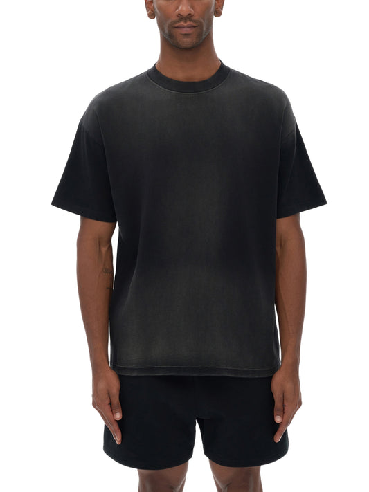 Model styling VÉRON Jacinthe T-shirt in urban streetwear look 1