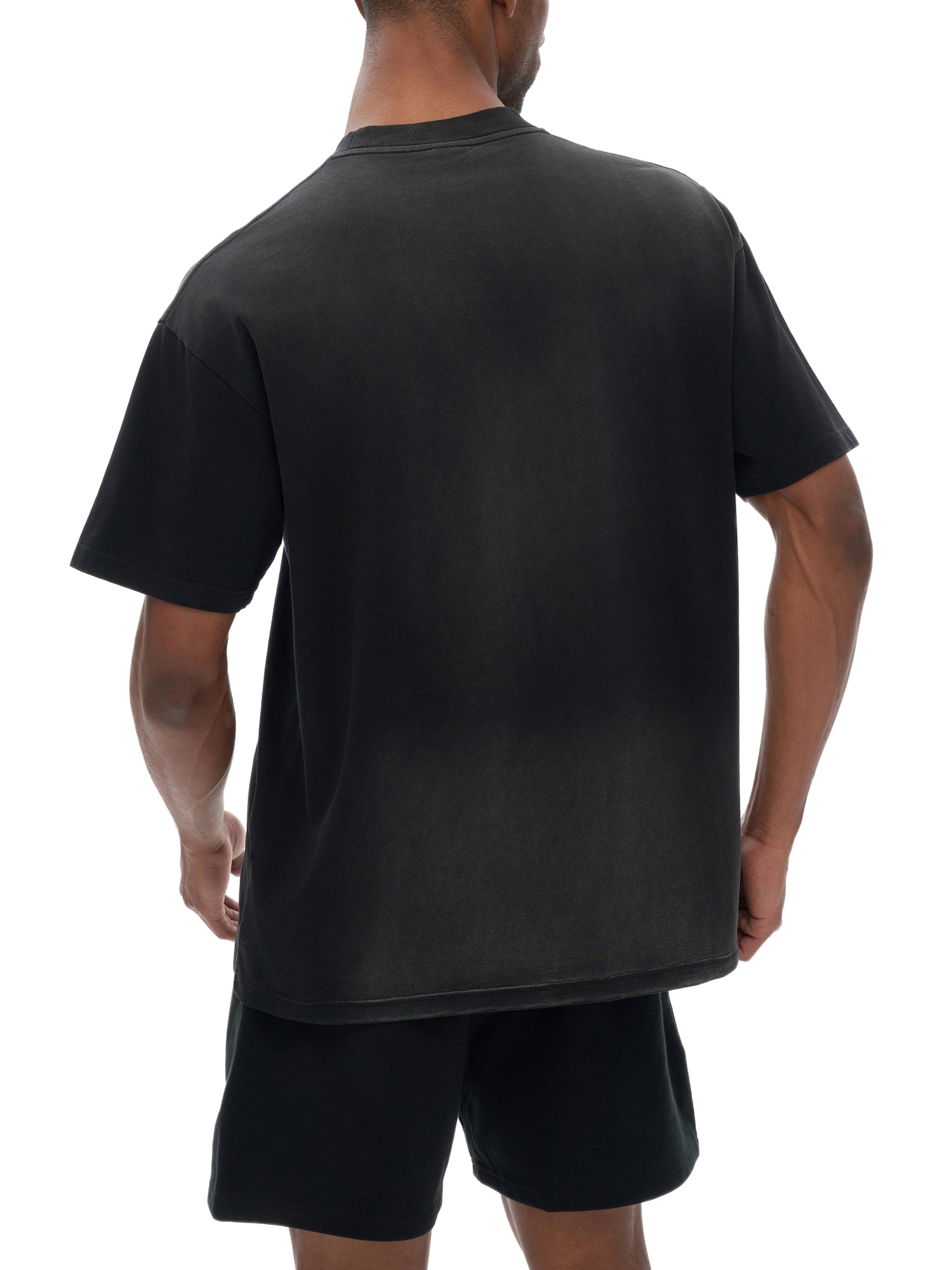 Model styling VÉRON Jacinthe T-shirt in urban streetwear look 3