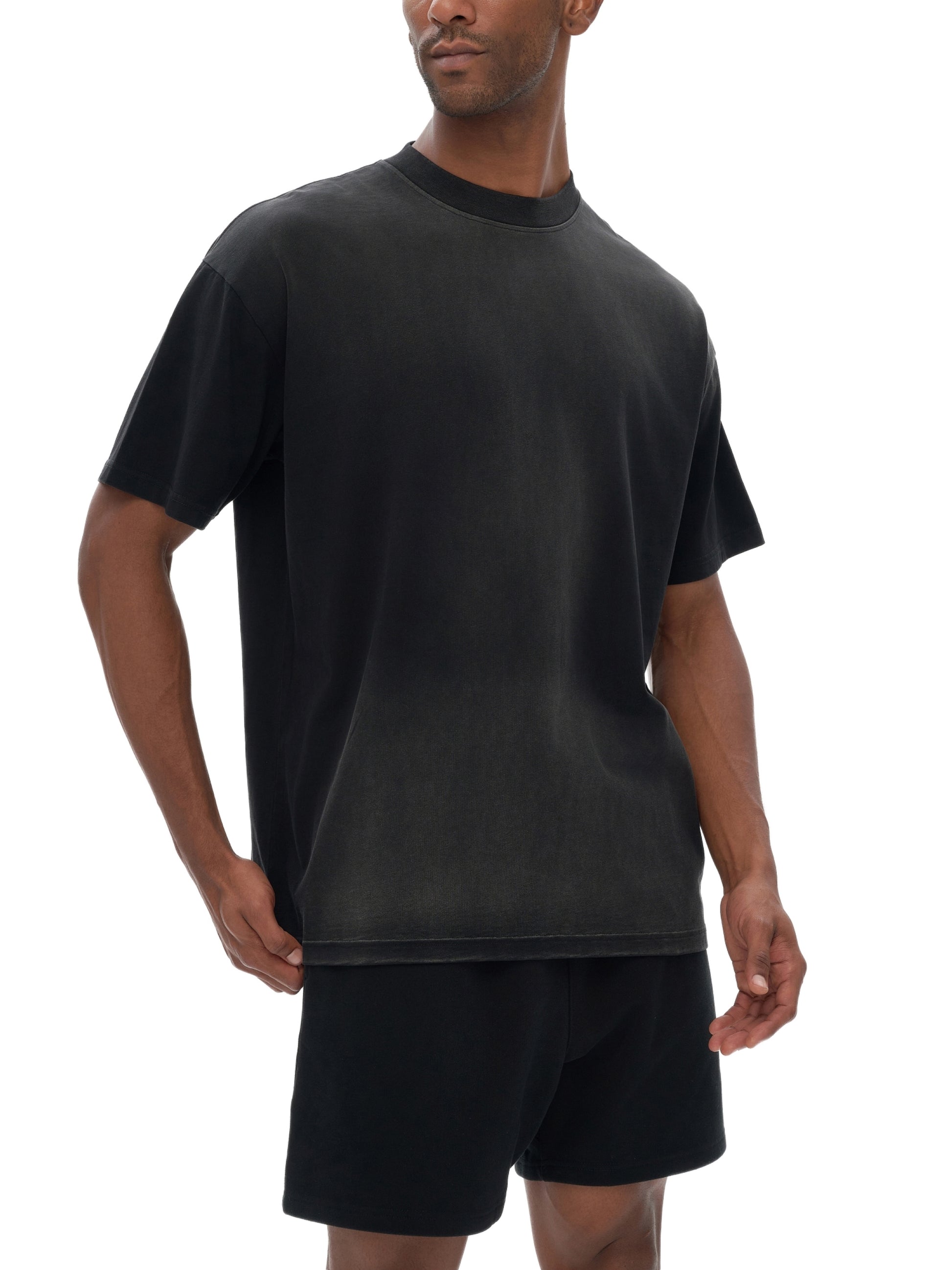 Model styling VÉRON Jacinthe T-shirt in urban streetwear look 2