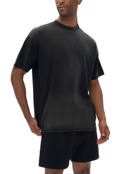 Model styling VÉRON Jacinthe T-shirt in urban streetwear look 2