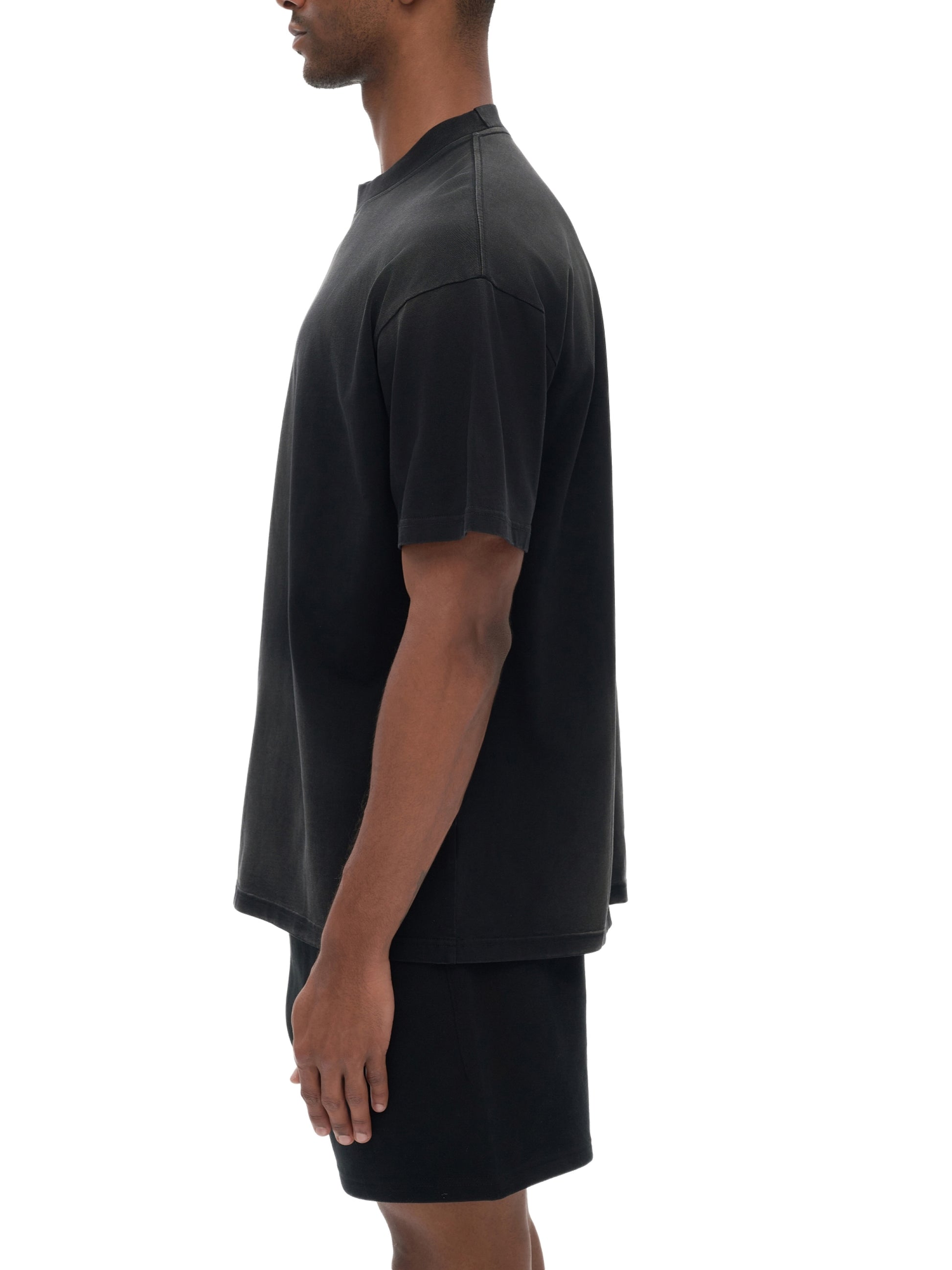 Model styling VÉRON Jacinthe T-shirt in urban streetwear look 4