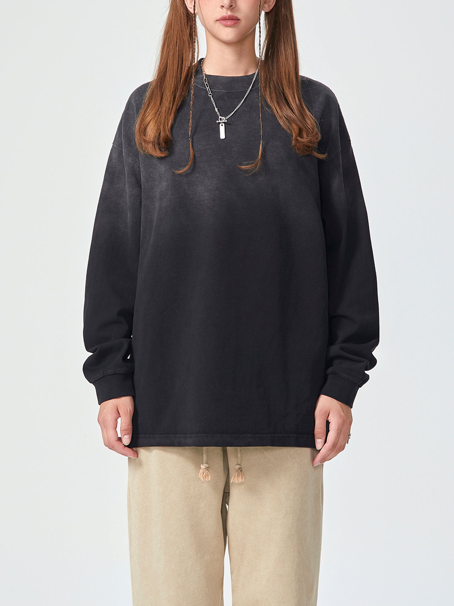 Model styling VÉRON unisex long sleeve shirt in modern urban outfit 1