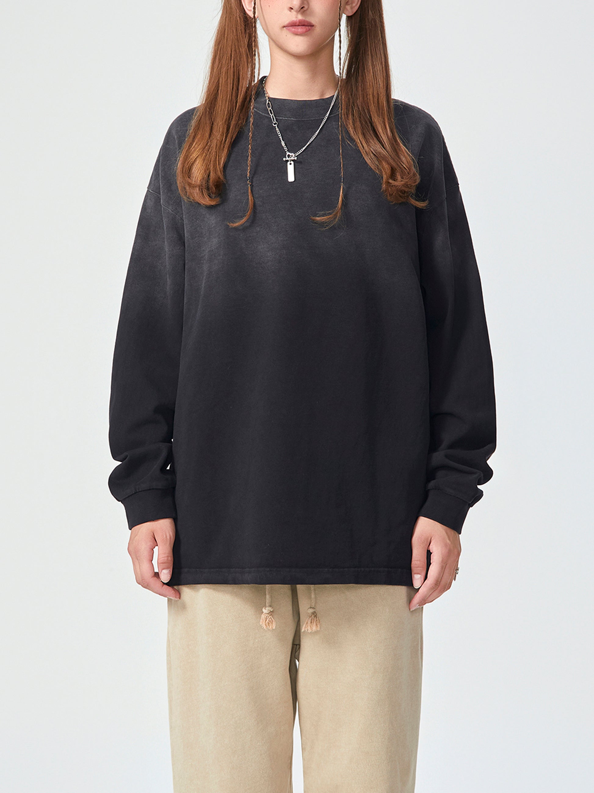 Model styling VÉRON unisex long sleeve shirt in modern urban outfit 1
