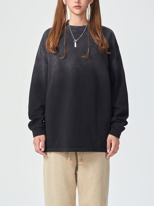 Model styling VÉRON unisex long sleeve shirt in modern urban outfit 1