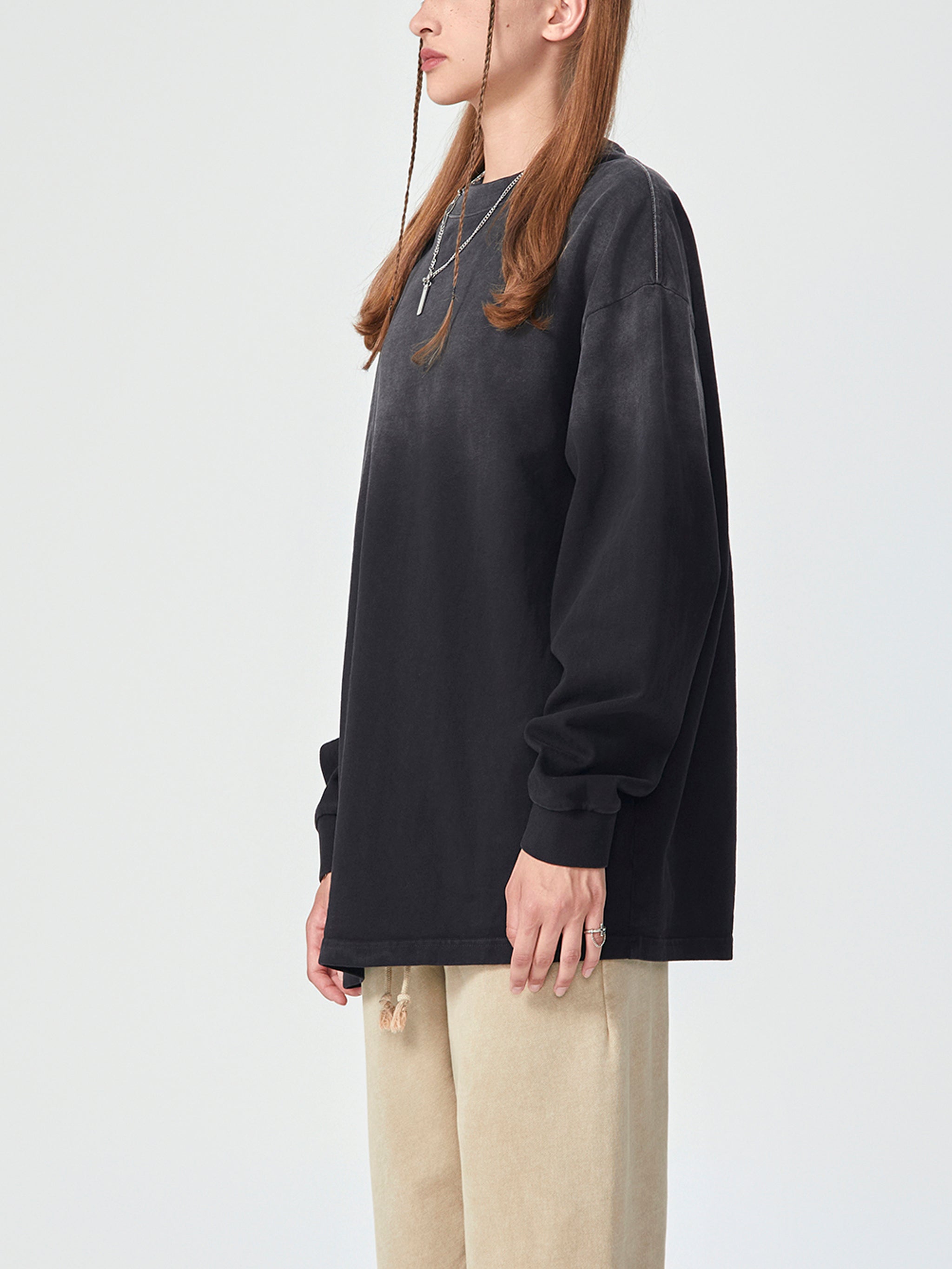 Model styling VÉRON unisex long sleeve shirt in modern urban outfit 3