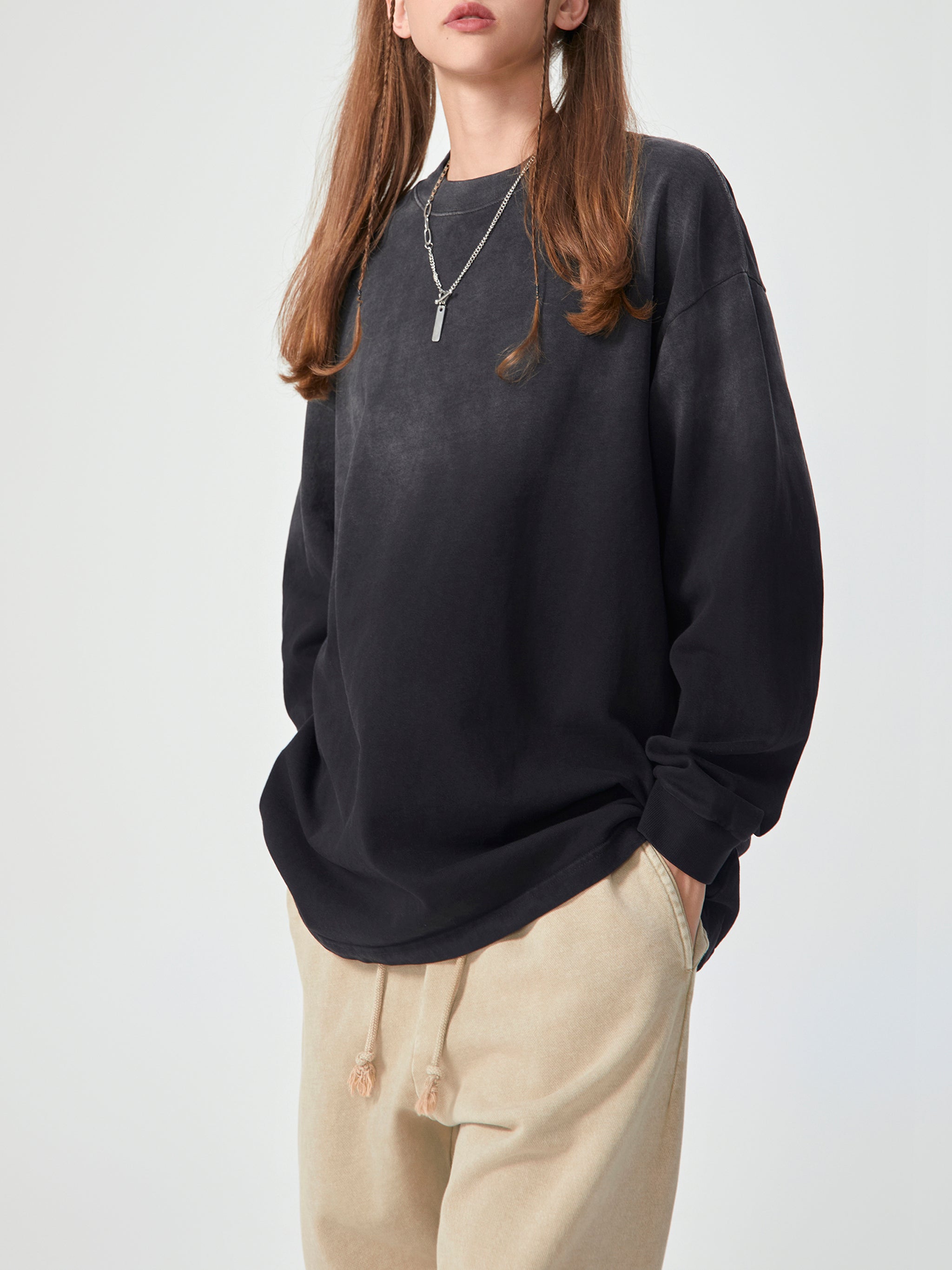 Model styling VÉRON unisex long sleeve shirt in modern urban outfit 2