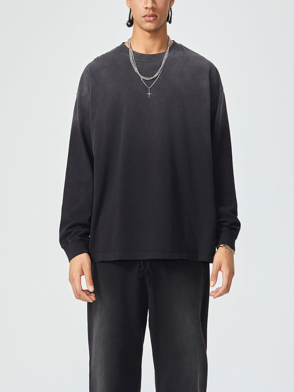 Model styling VÉRON unisex long sleeve shirt in modern urban outfit 4