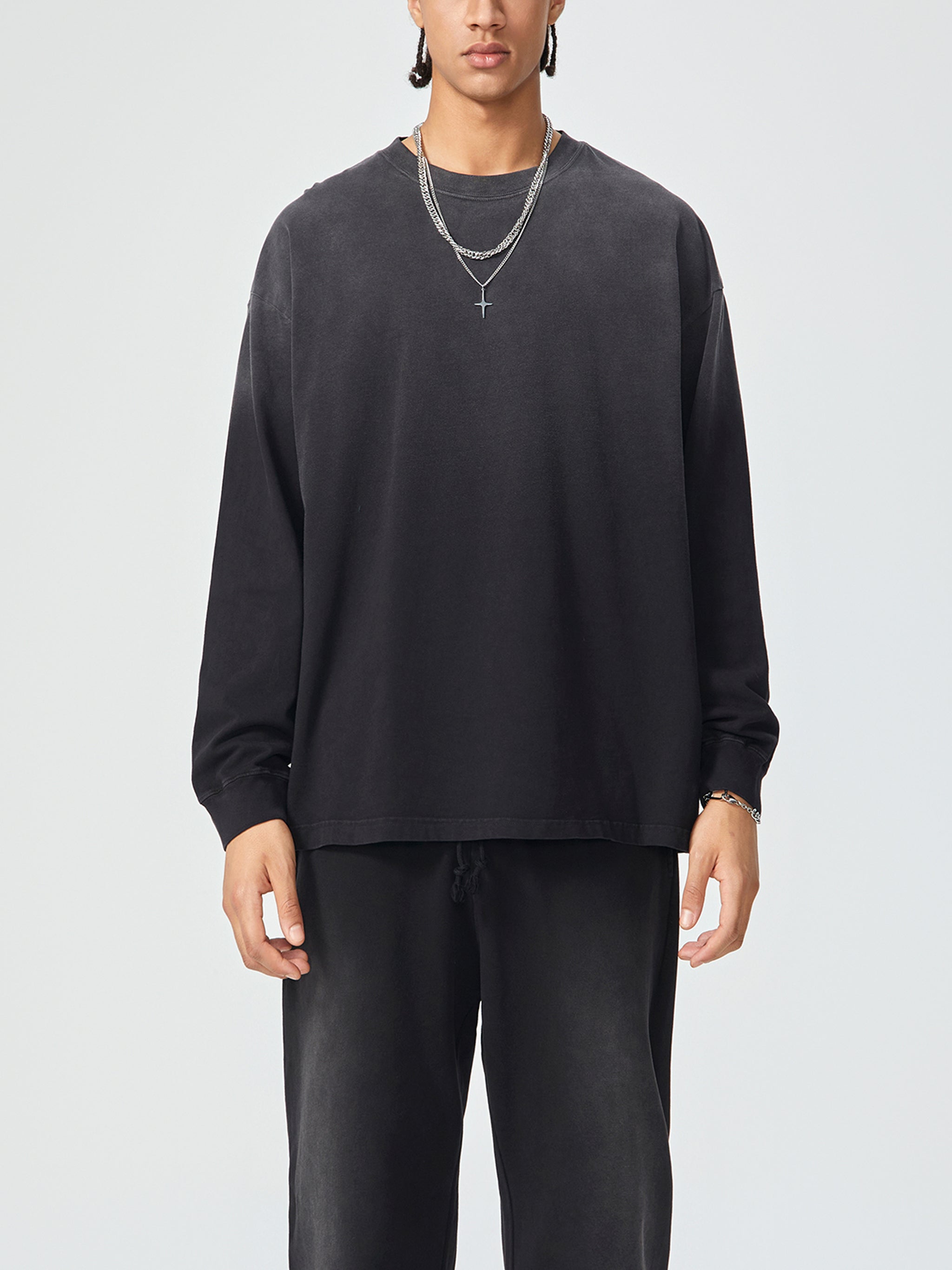 Model styling VÉRON unisex long sleeve shirt in modern urban outfit 4