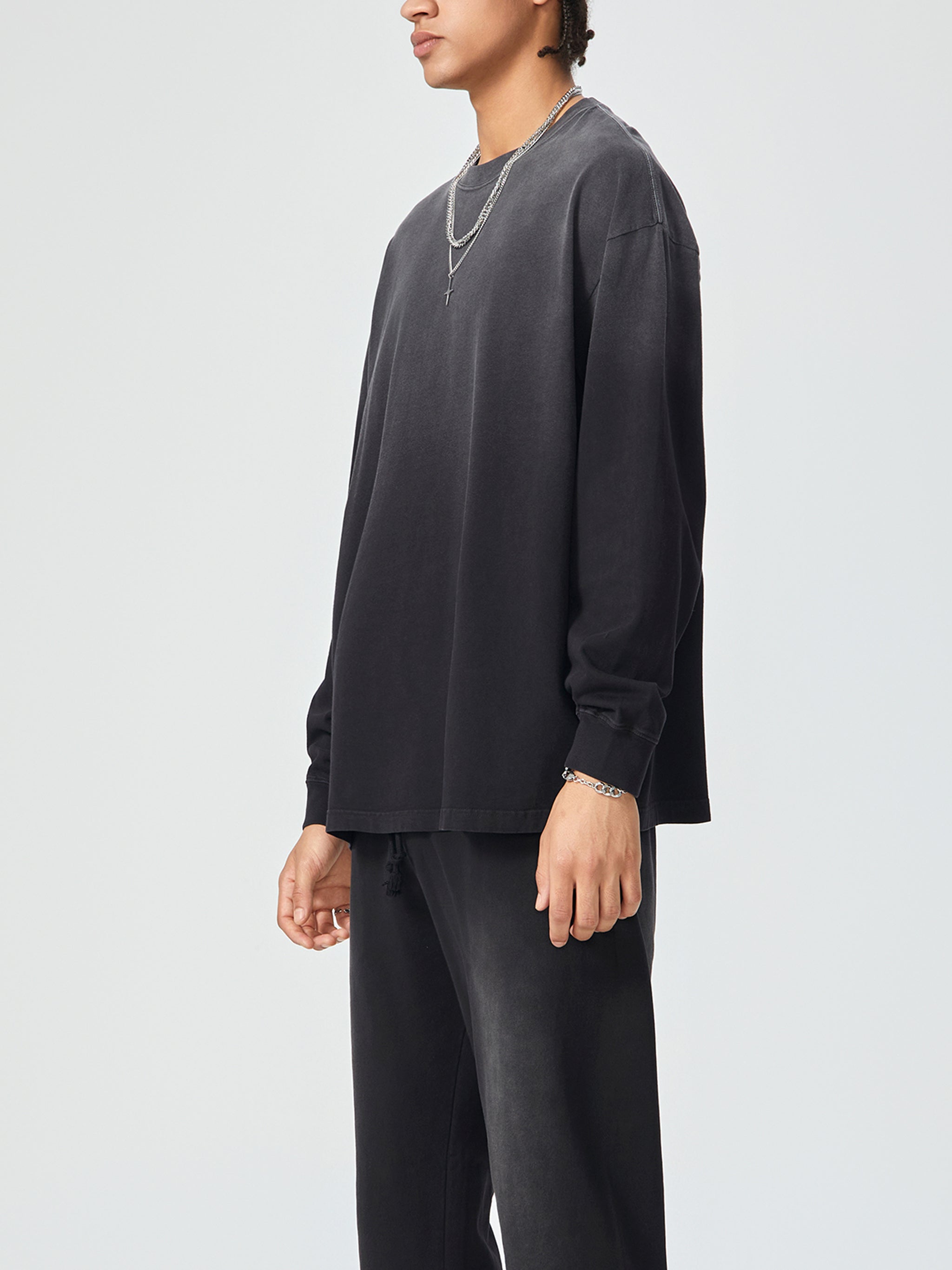 Model styling VÉRON unisex long sleeve shirt in modern urban outfit 5